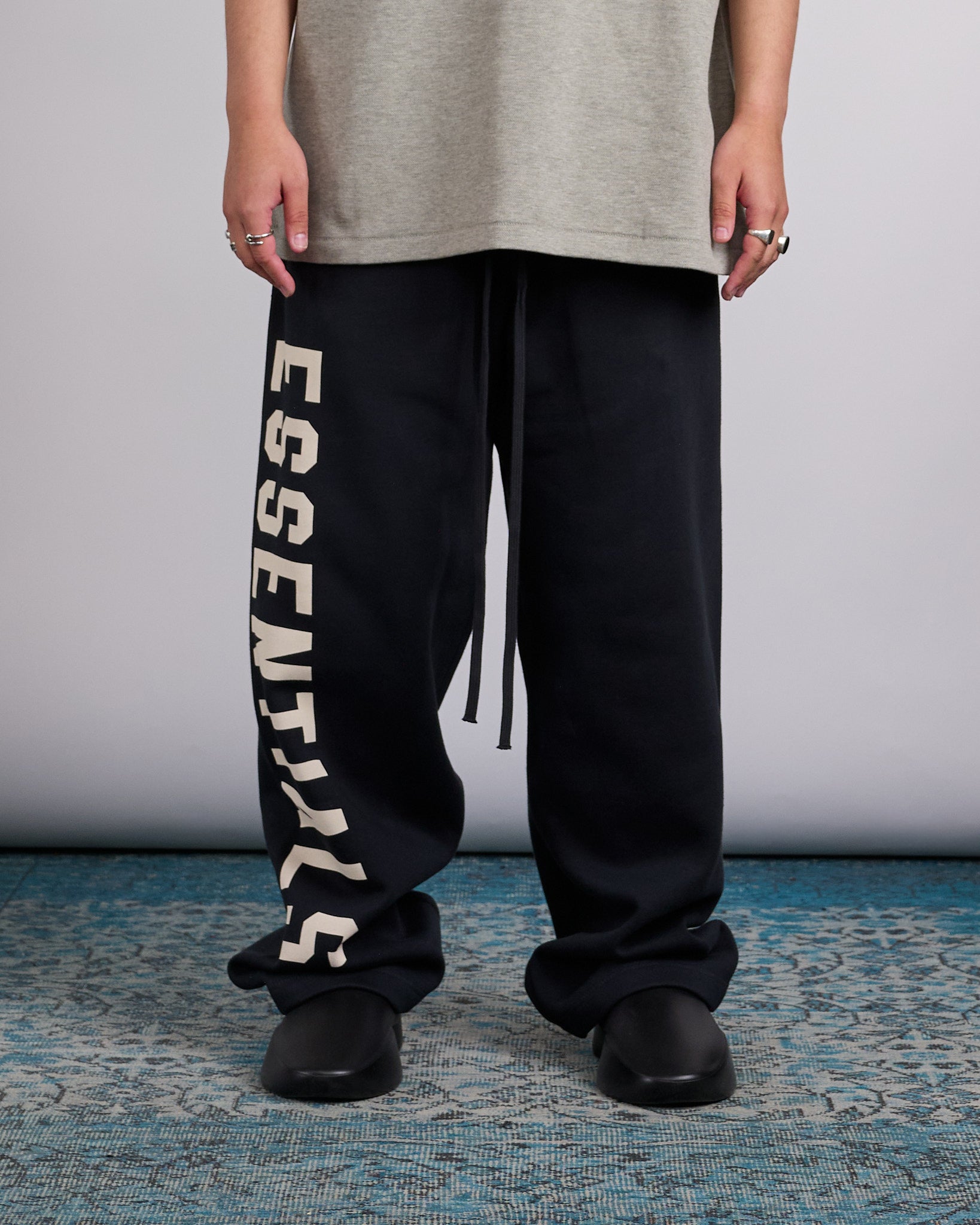 Fear of God Essentials Big Logo Lounge Sweatpant Jet Black – LESS 17