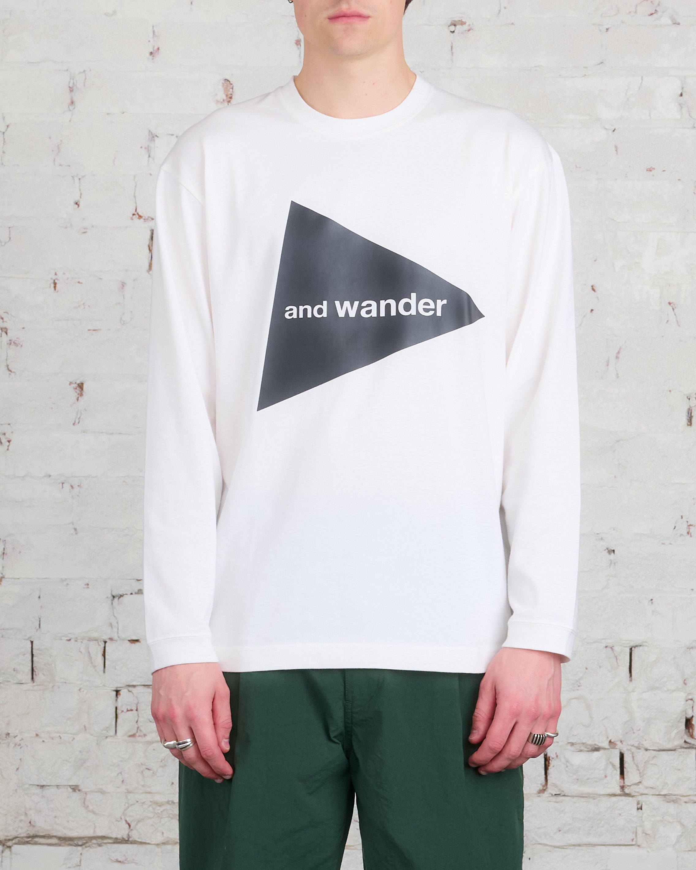 Seamless T-shirt in black - And Wander