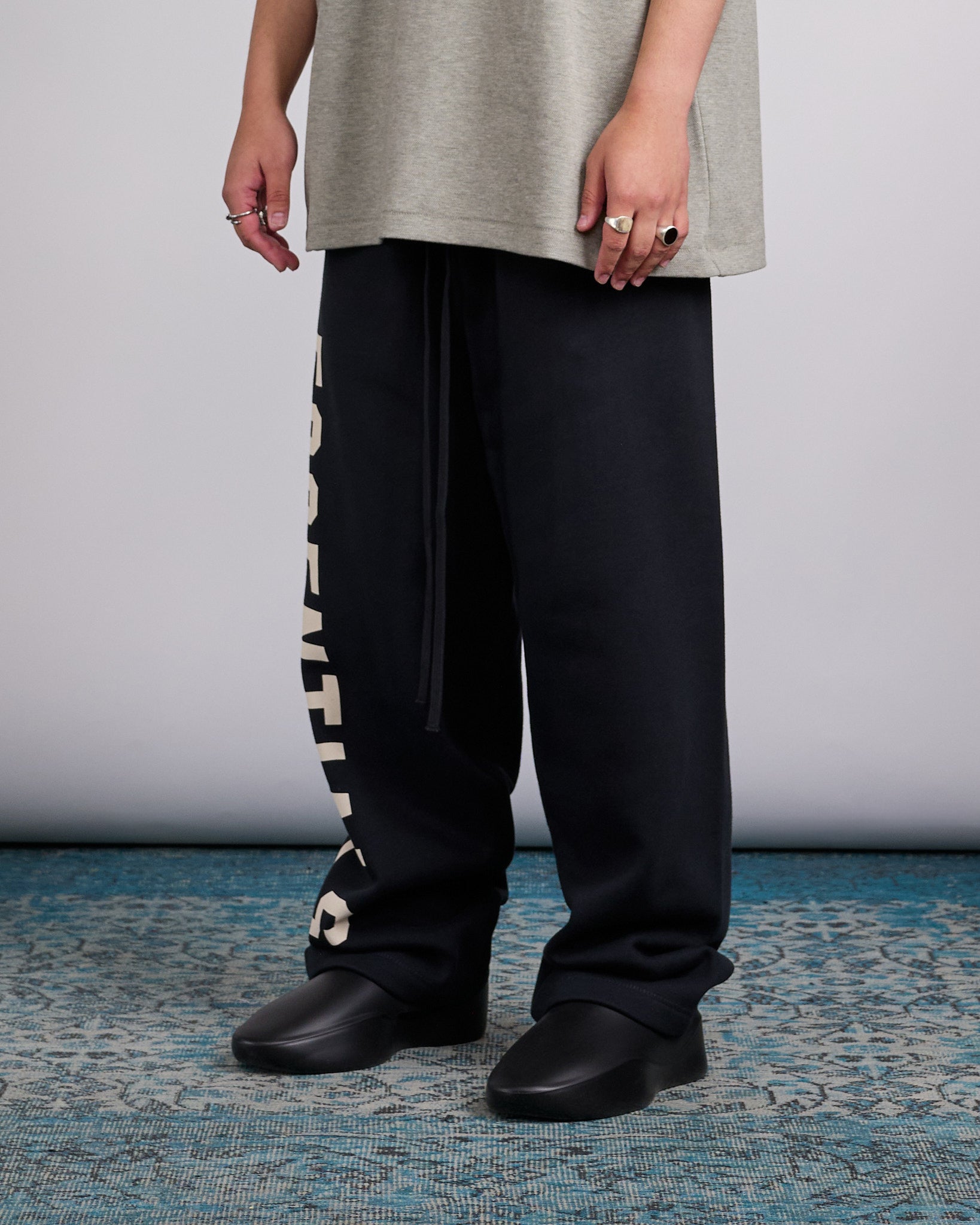 Fear of God Essentials Big Logo Lounge Sweatpant Jet Black – LESS 17