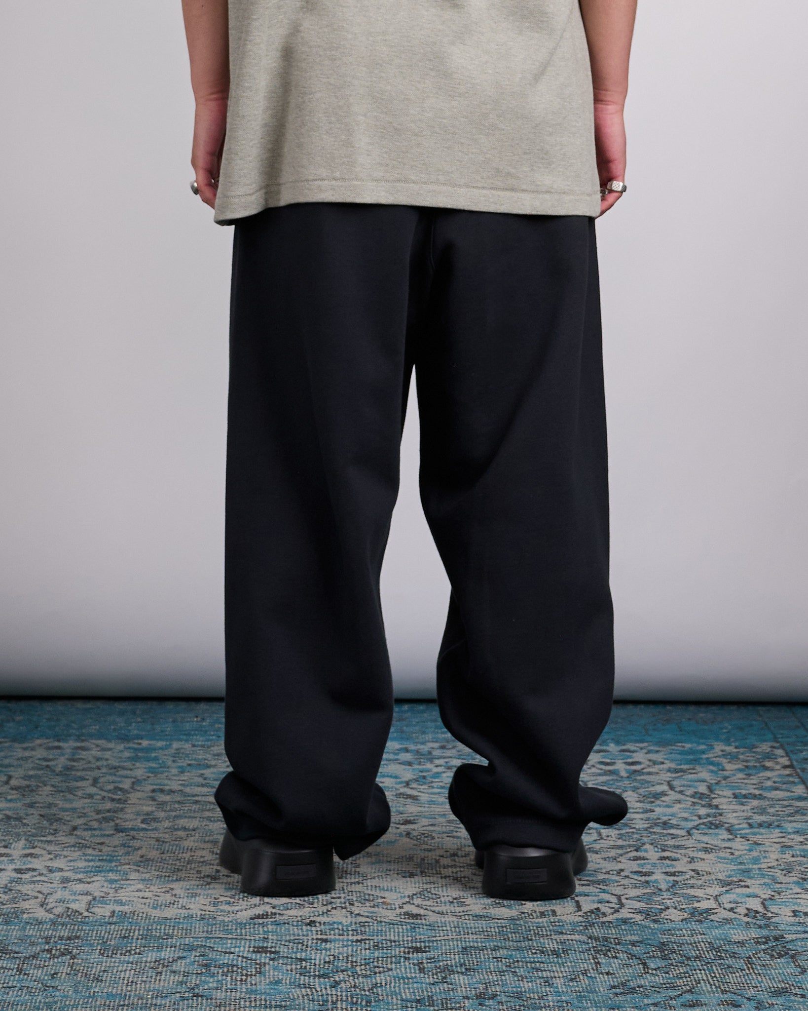 Fear of God Essentials Big Logo Lounge Sweatpant Jet Black – LESS 17