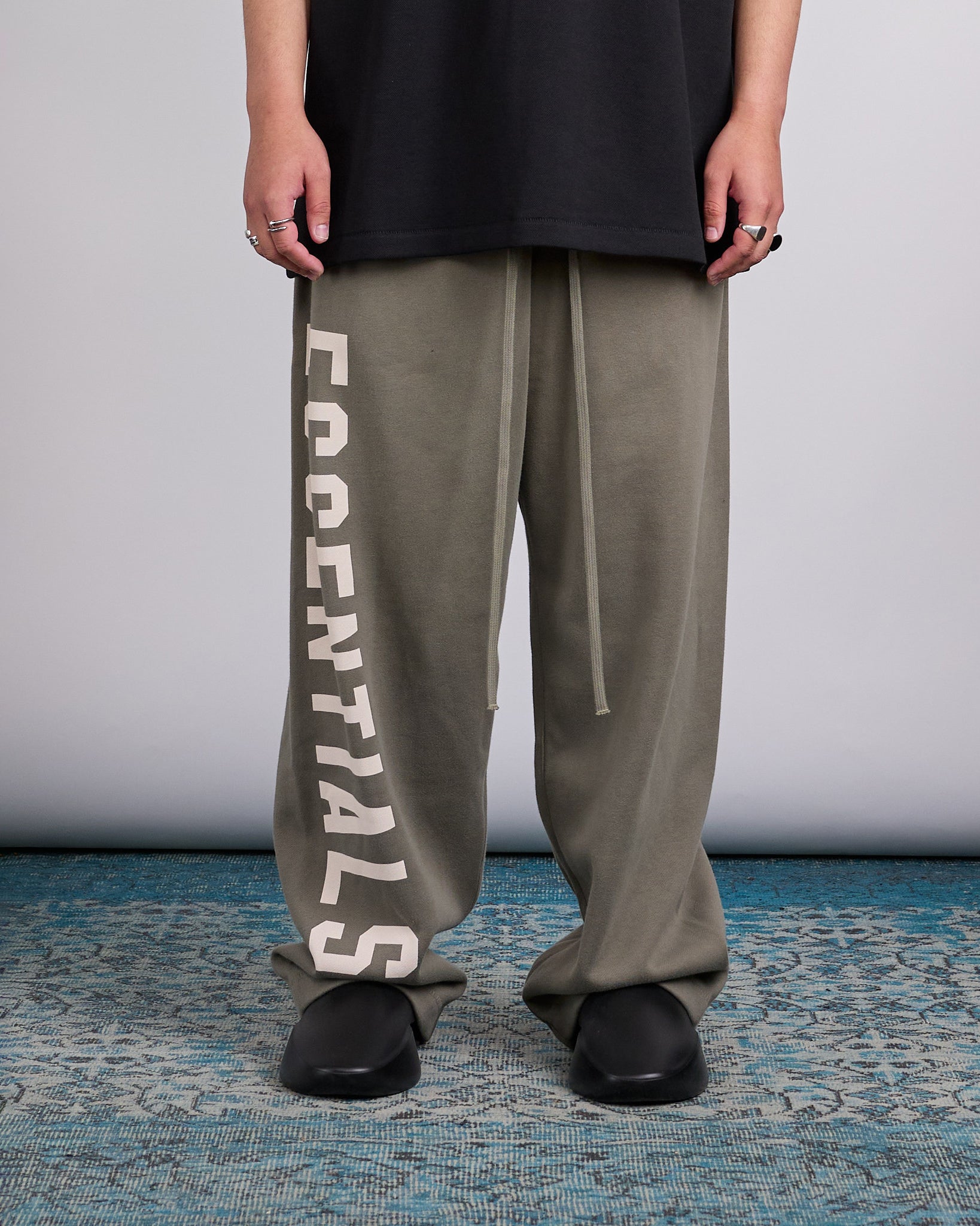 Fear of God Essentials Big Logo Lounge Sweatpant Moss – LESS 17