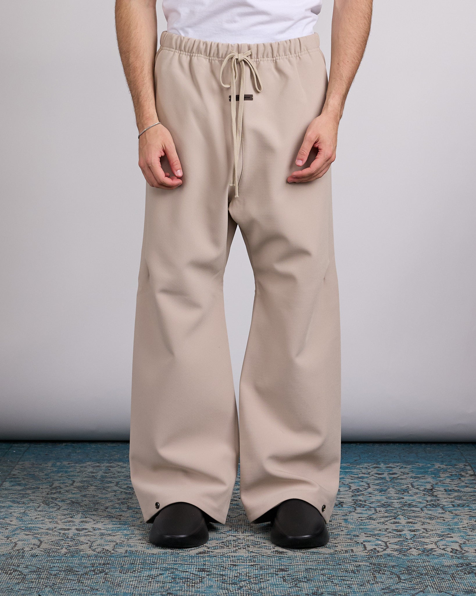 Fear of god ESSENTIALS アイボリー ワークパンツ Fear of God Essentials Bonded Canvas Work Pant Timber – LESS 17