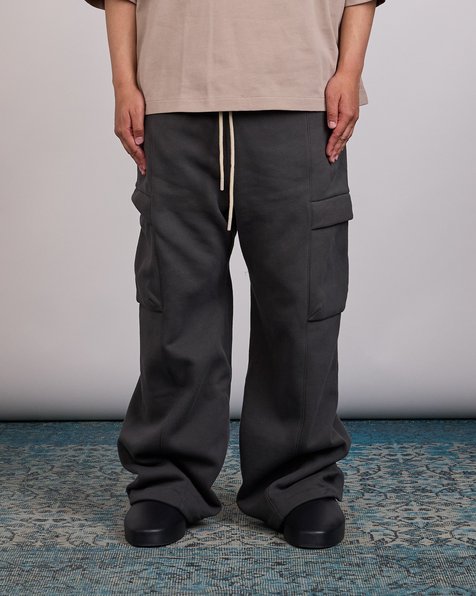 ワークパンツ/カーゴパンツ fear of god essentials cargo pants Fear of God Essentials Cargo Field Sweatpant Iron Grey – LESS 17