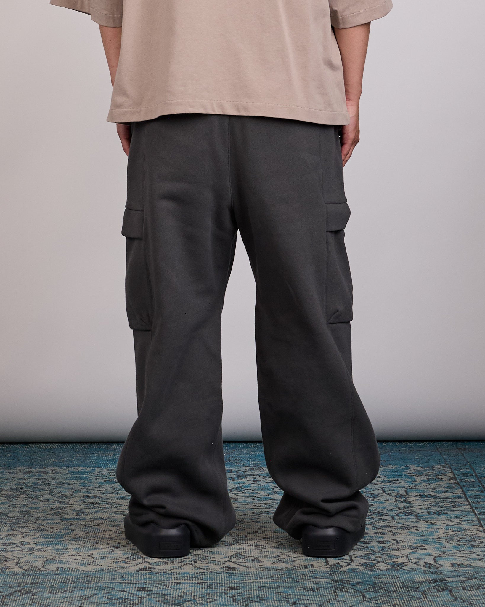 Fear of God Essentials Cargo Field Sweatpant Iron Grey – LESS 17