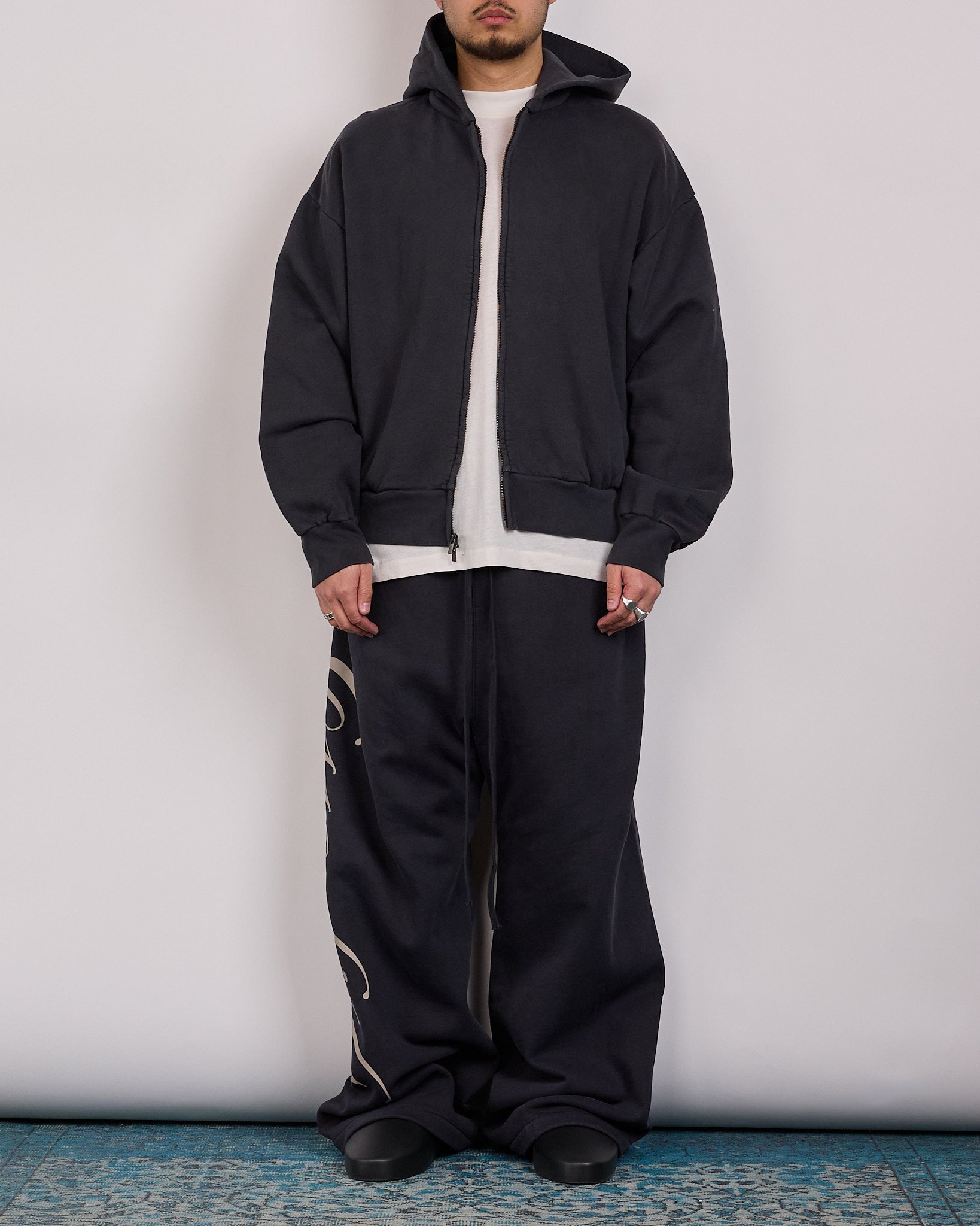 【やま】ESSENTIALS BkClassic Full Zip-Up Fear of God ESSENTIALS Vintage Black Classic Full Zip Hoodie | Pacsun