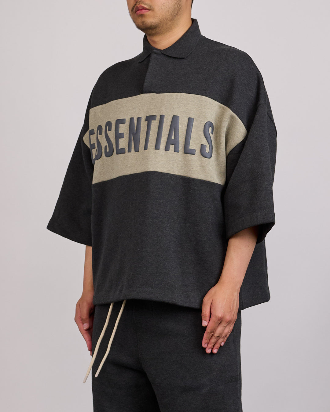 Fear of God Essentials 패널 크롭 폴로 스웨트 아이언 그레이 헤더 씰 헤더