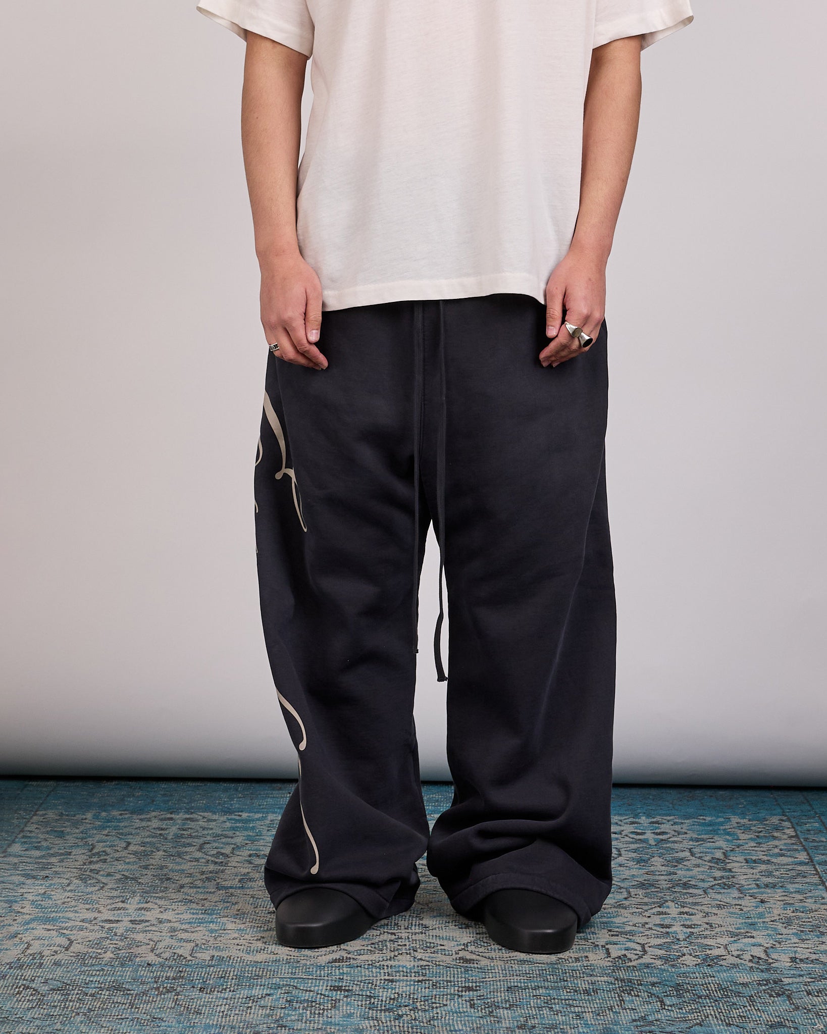 Fear of God Essentials Script Lounge Sweatpant Vintage Black – LESS 17