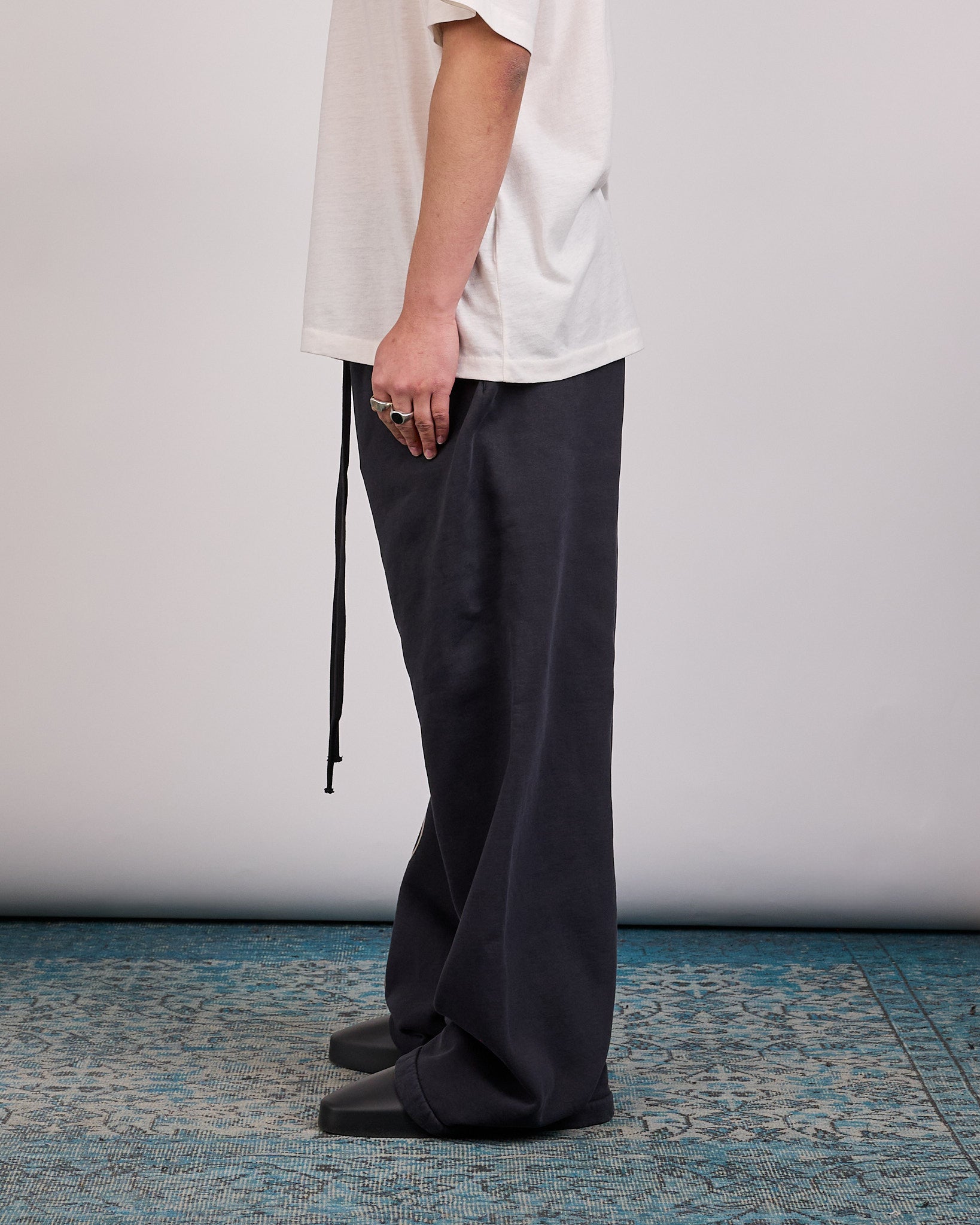 Fear of God Essentials Script Lounge Sweatpant Vintage Black – LESS 17