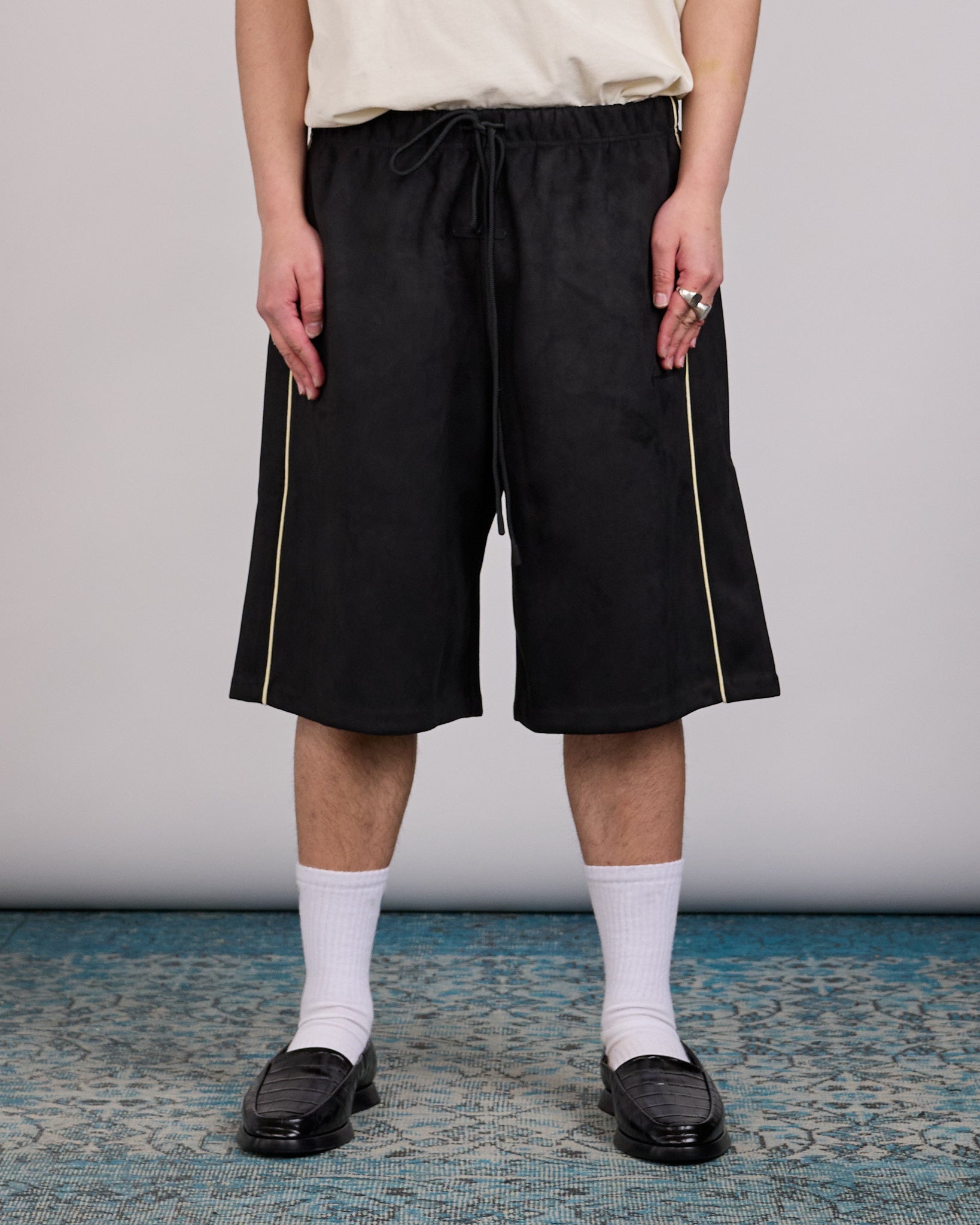 Fear of God Essentials Signature Relaxed Short Vintage Black – LESS 17
