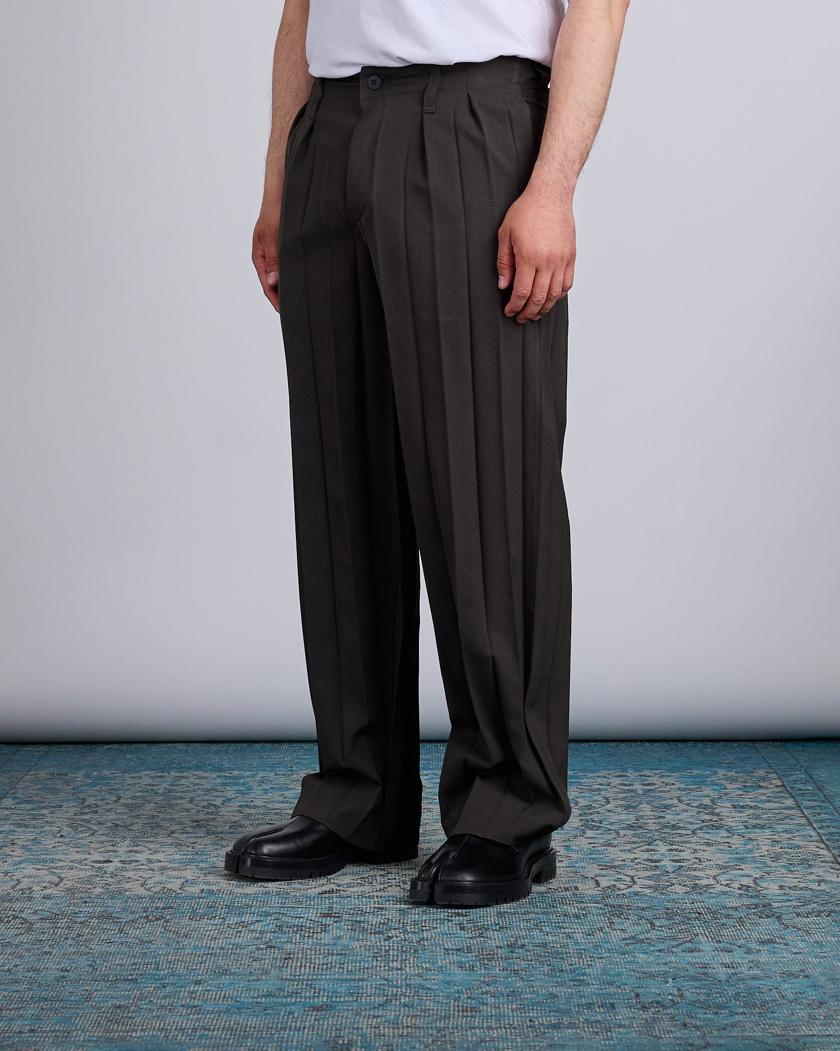 d*5様 HOMME PLISSÉ ISSEY MIYAKE ストレートパンツ HOMME PLISSÉ ISSEY MIYAKE Edge Ensemble Pant Dark Brown – LESS 17