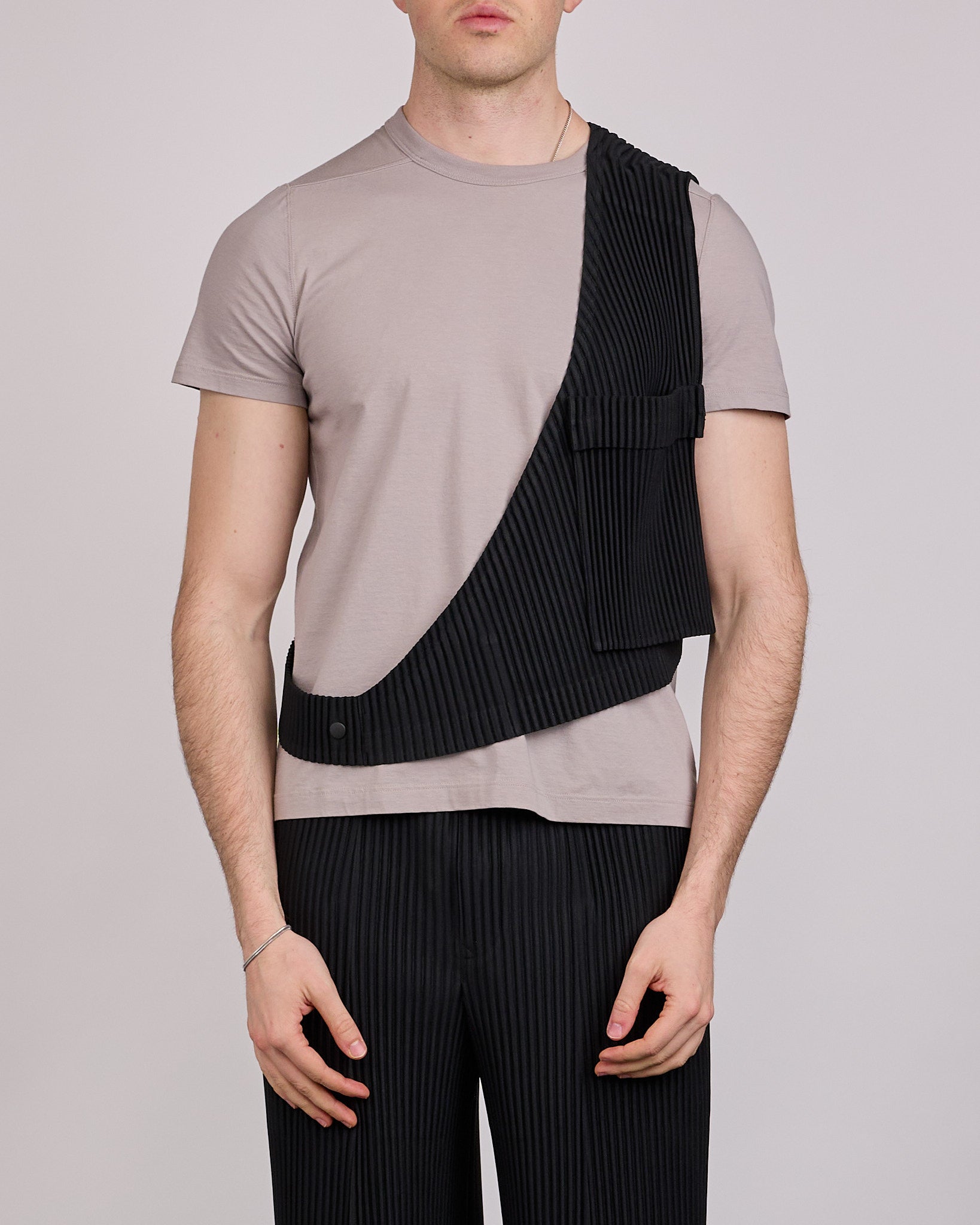 HOMME PLISSÉ ISSEY MIYAKE Painter's Gear Vest Black – LESS 17