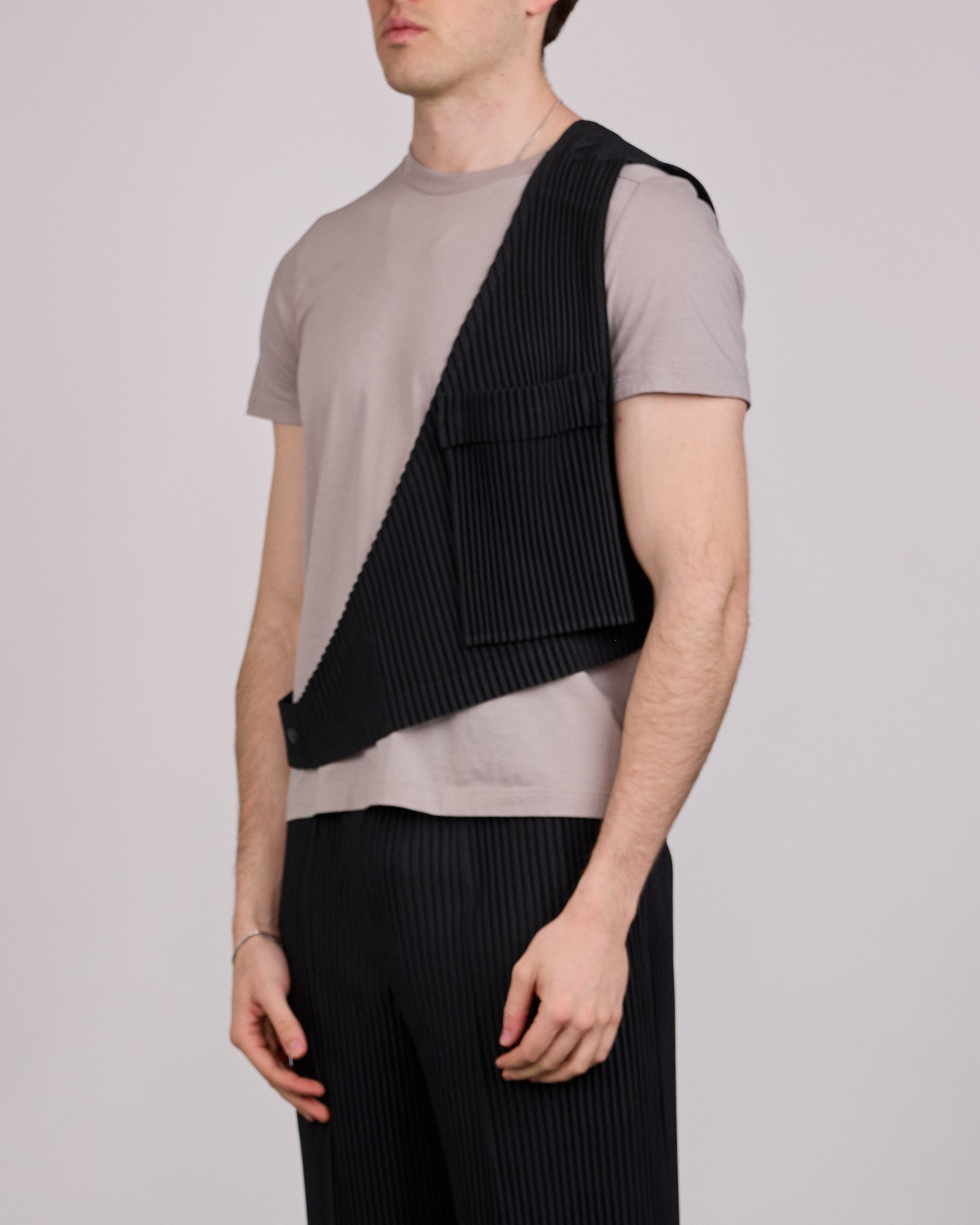 HOMME PLISSÉ ISSEY MIYAKE Painter's Gear Vest Black – LESS 17