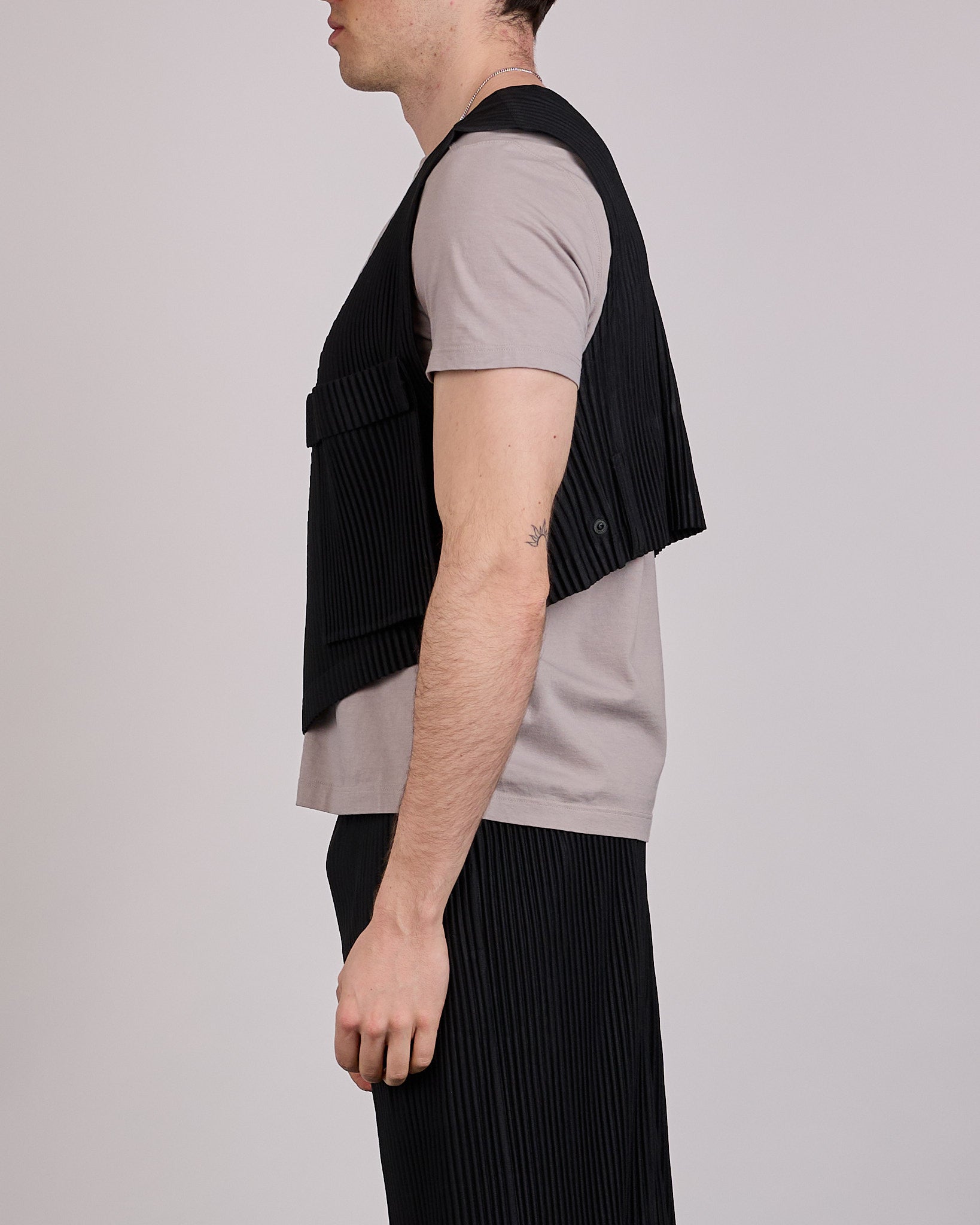 HOMME PLISSÉ ISSEY MIYAKE Painter's Gear Vest Black – LESS 17