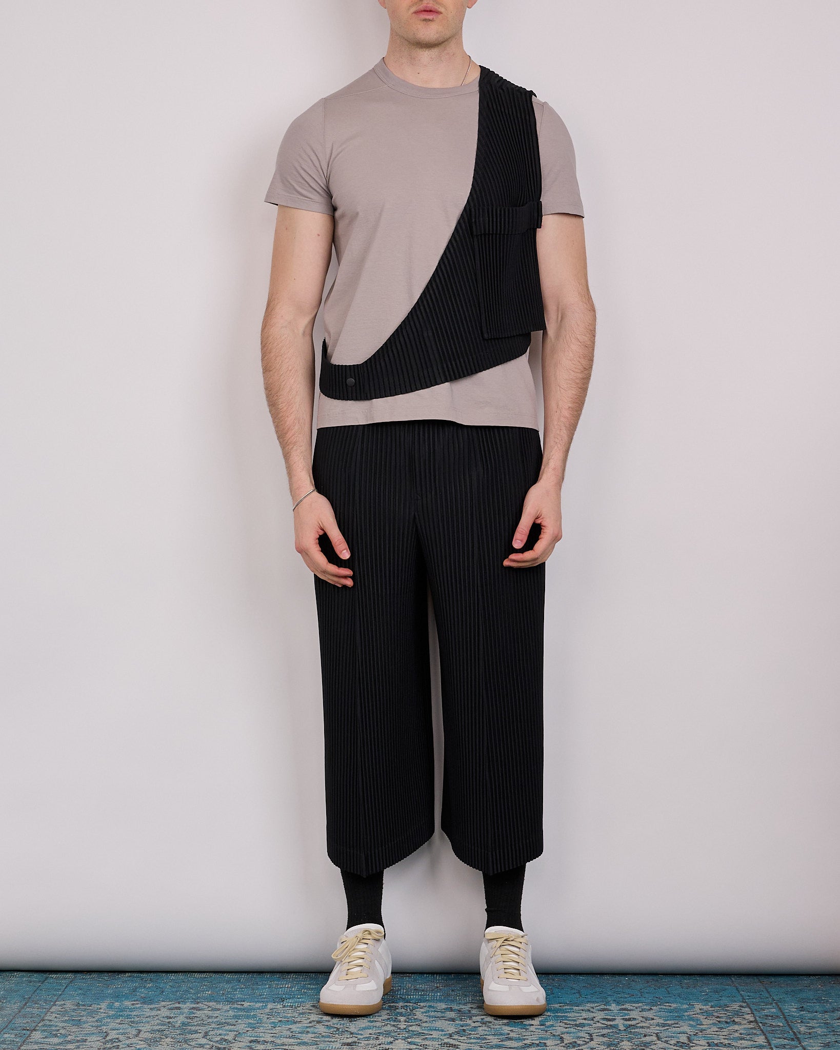 HOMME PLISSÉ ISSEY MIYAKE Painter's Gear Vest Black – LESS 17