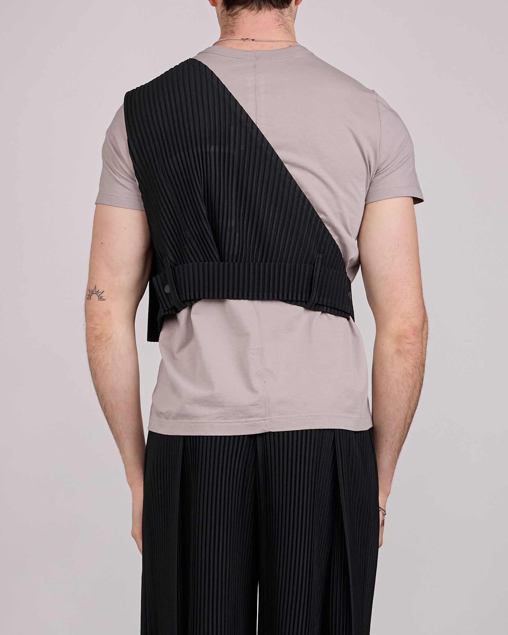 HOMME PLISSÉ ISSEY MIYAKE Painter's Gear Vest Black – LESS 17