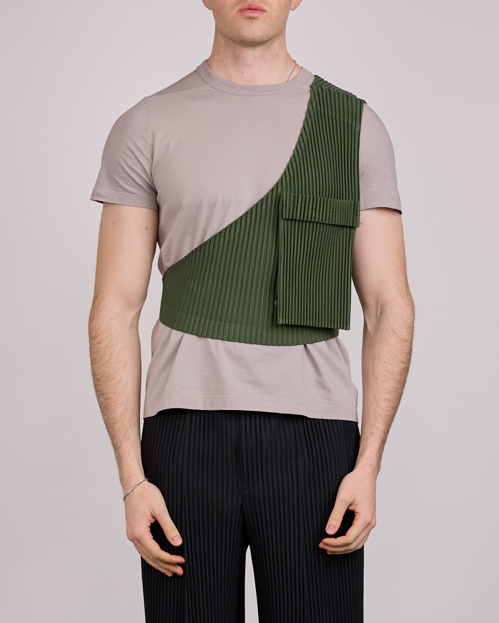 HOMME PLISSÉ ISSEY MIYAKE Painter's Gear Vest Duomo Door Green