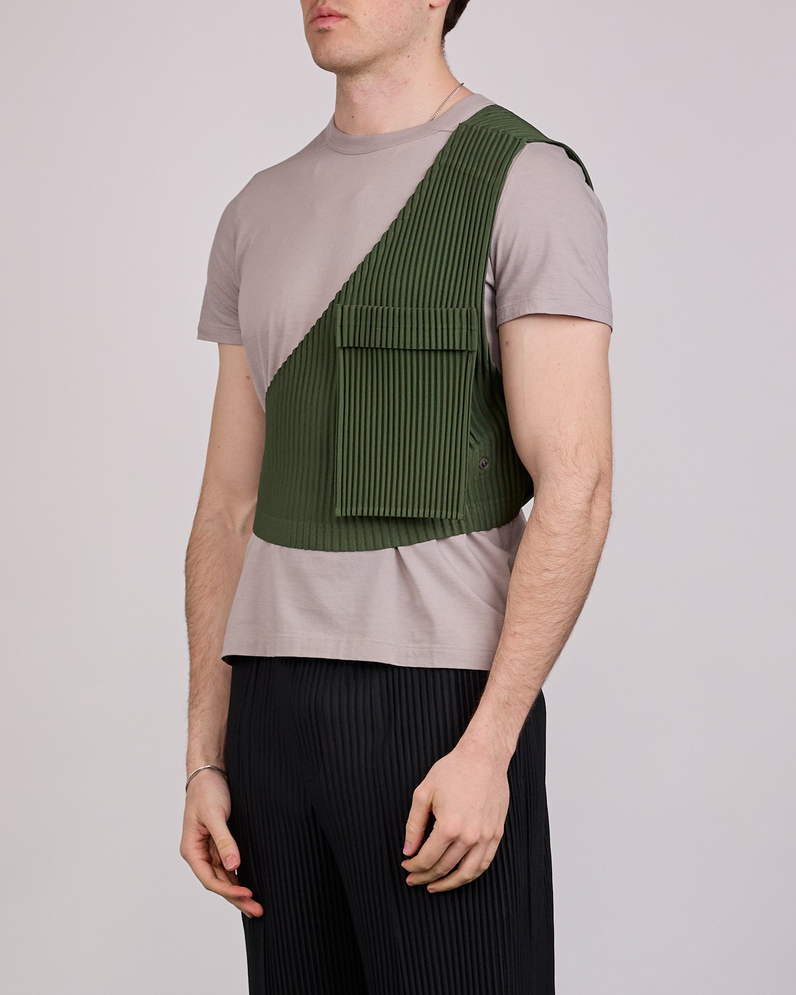 HOMME PLISSÉ ISSEY MIYAKE Painter's Gear Vest Duomo Door Green