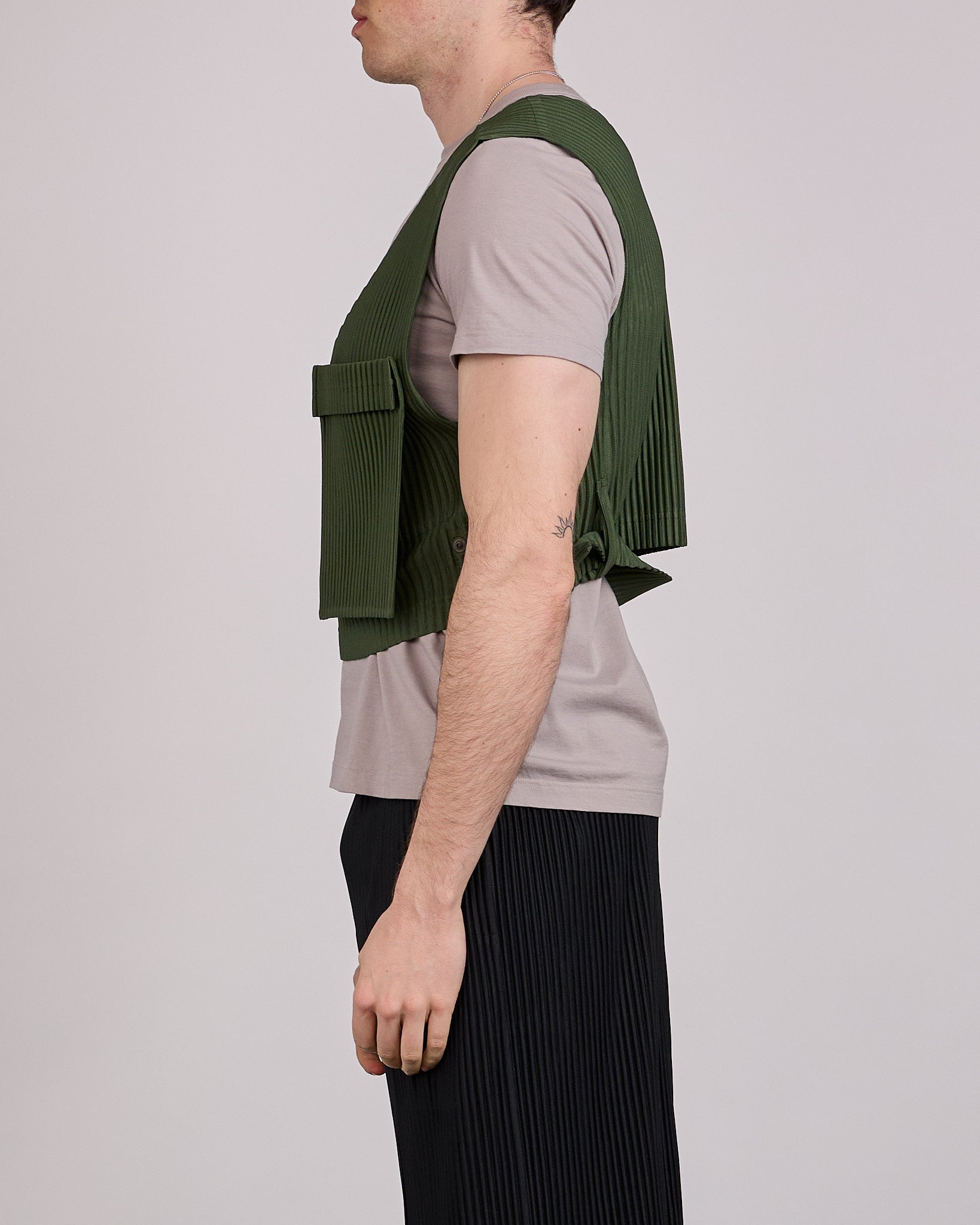 HOMME PLISSÉ ISSEY MIYAKE Painter's Gear Vest Duomo Door Green