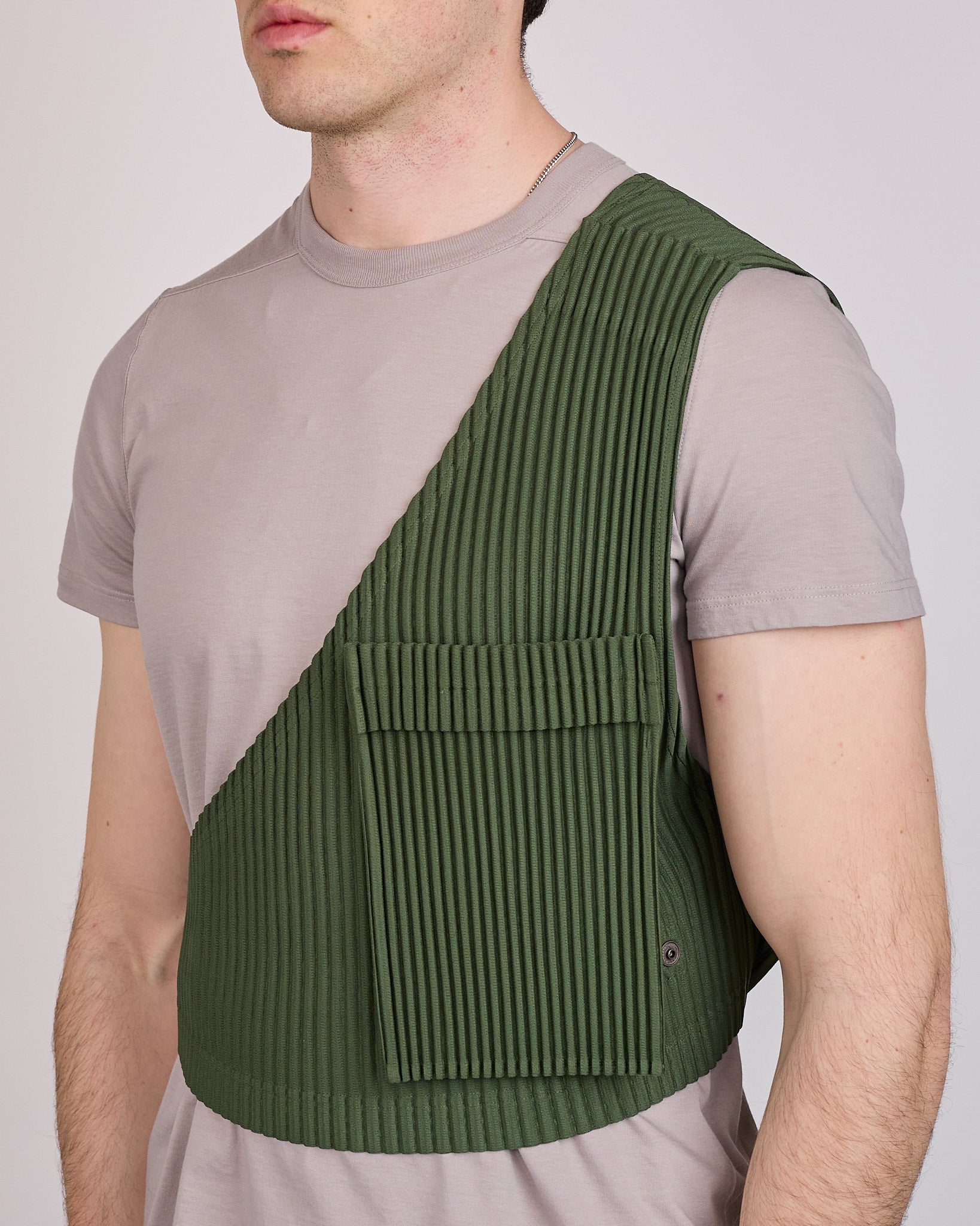 HOMME PLISSÉ ISSEY MIYAKE Painter's Gear Vest Duomo Door Green