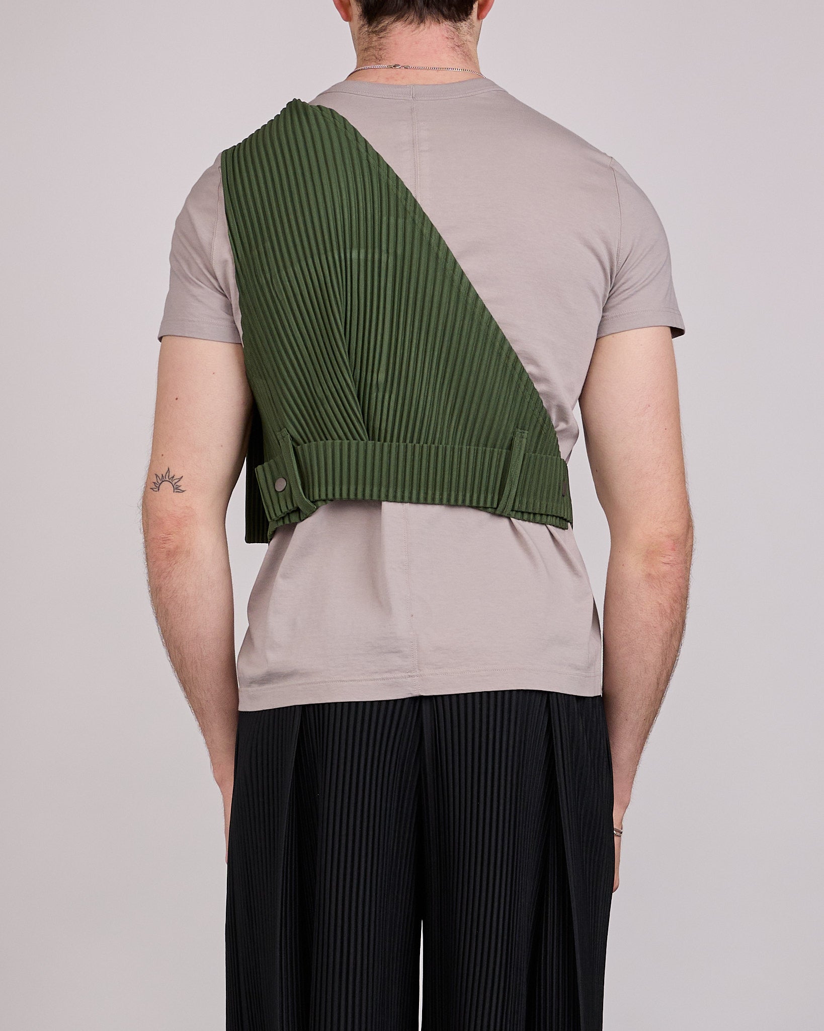 HOMME PLISSÉ ISSEY MIYAKE Painter's Gear Vest Duomo Door Green