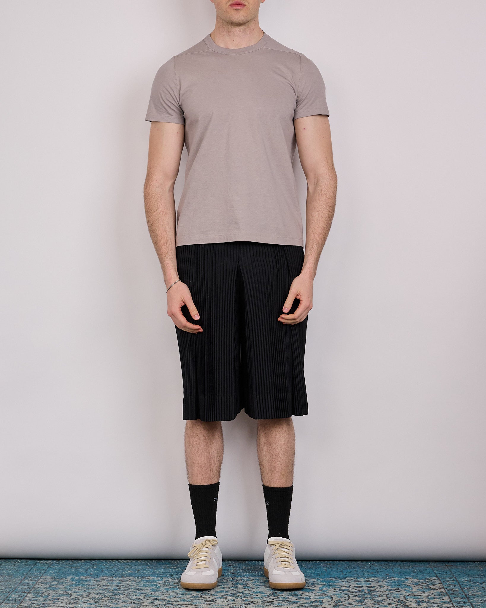 HOMME PLISSÉ ISSEY MIYAKE Pleats April Short Black – LESS 17