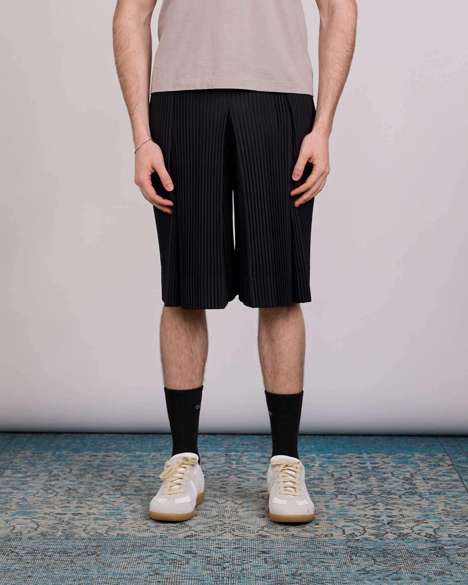 HOMME PLISSÉ ISSEY MIYAKE Pleats April Short Black – LESS 17