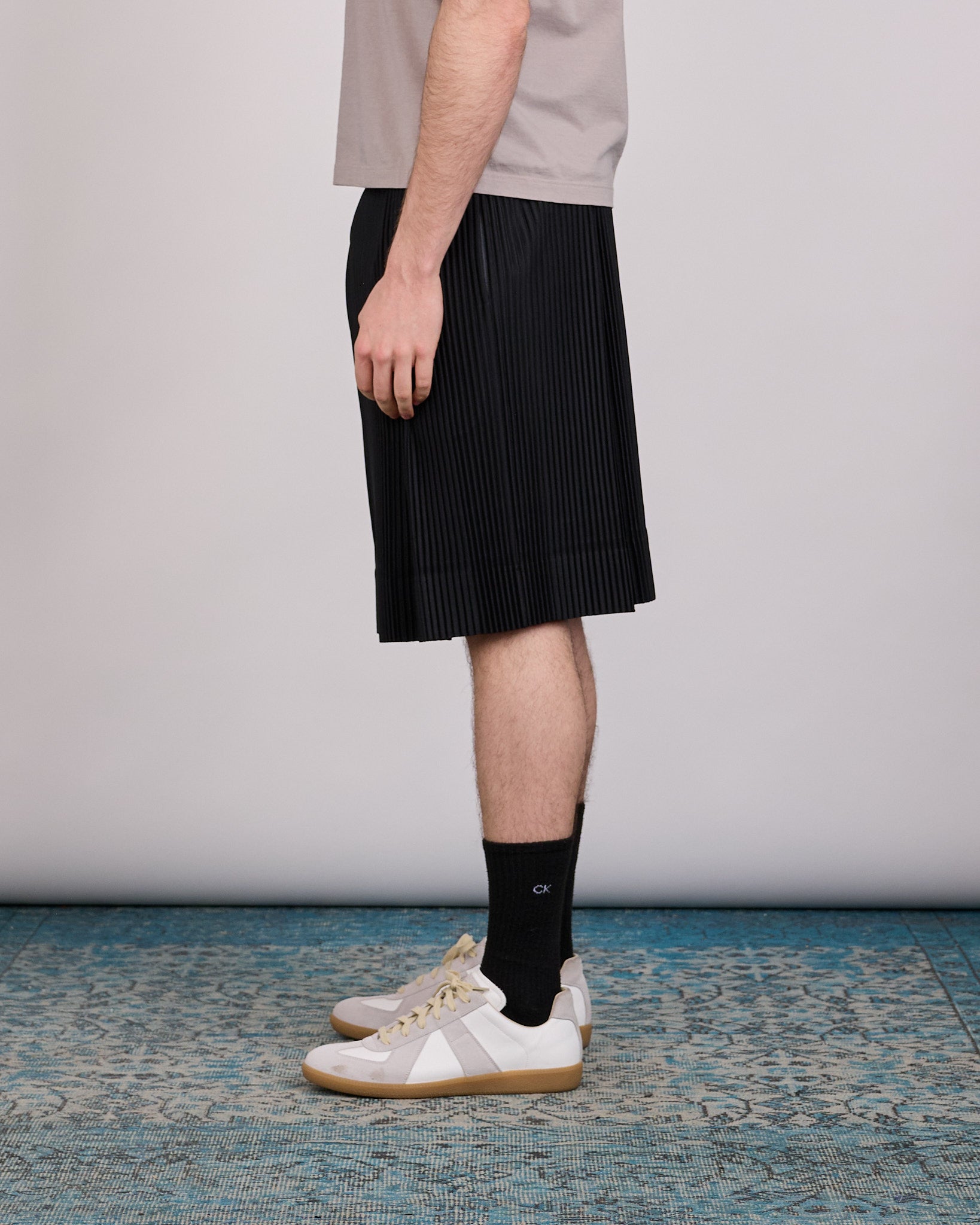 HOMME PLISSÉ ISSEY MIYAKE Pleats April Short Black – LESS 17