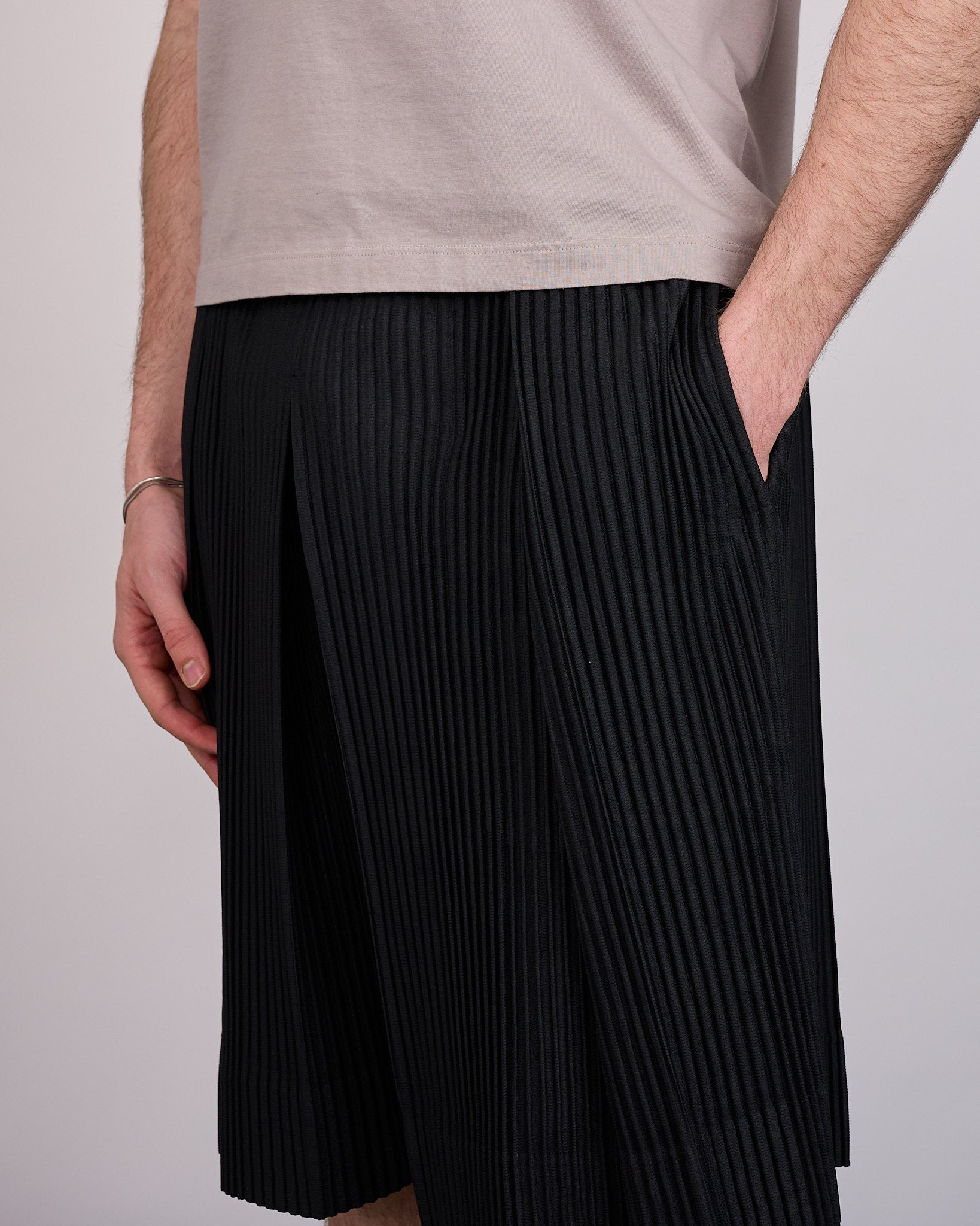 HOMME PLISSÉ ISSEY MIYAKE Pleats April Short Black – LESS 17