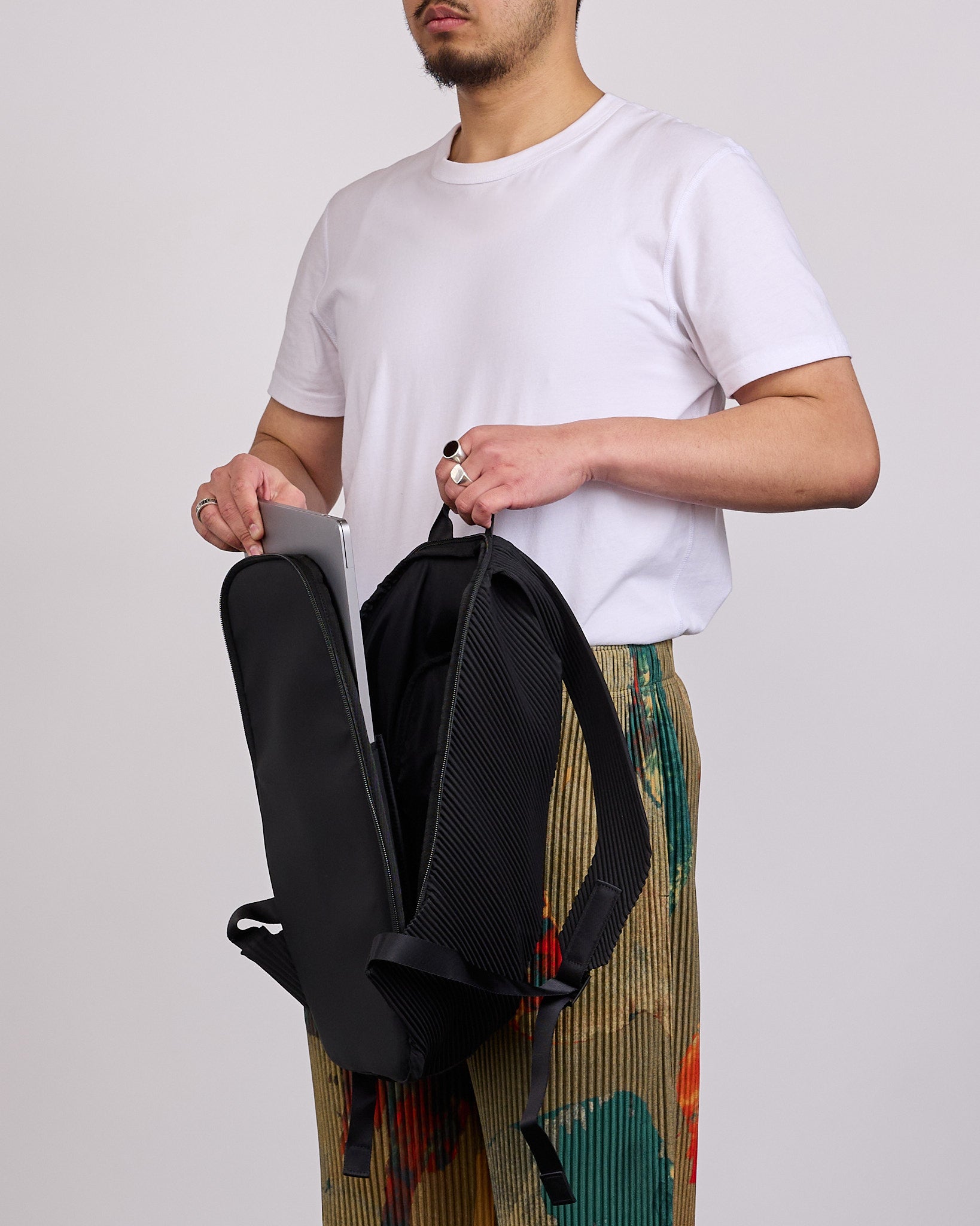 HOMME PLISSÉ ISSEY MIYAKE Pleats Backpack Black – LESS 17