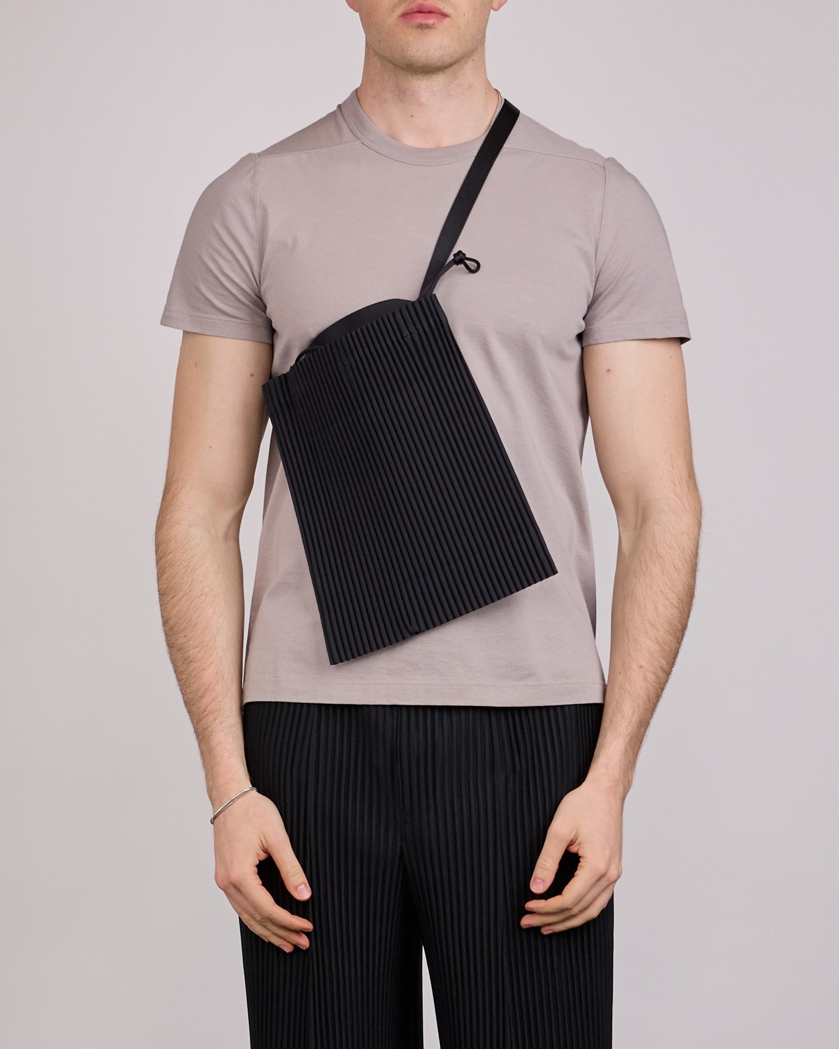 HOMME PLISSÉ DRAWSTRING PLEATS BAG HOMME PLISSÉ ISSEY MIYAKE Pleats Drawstring Bag Black – LESS 17