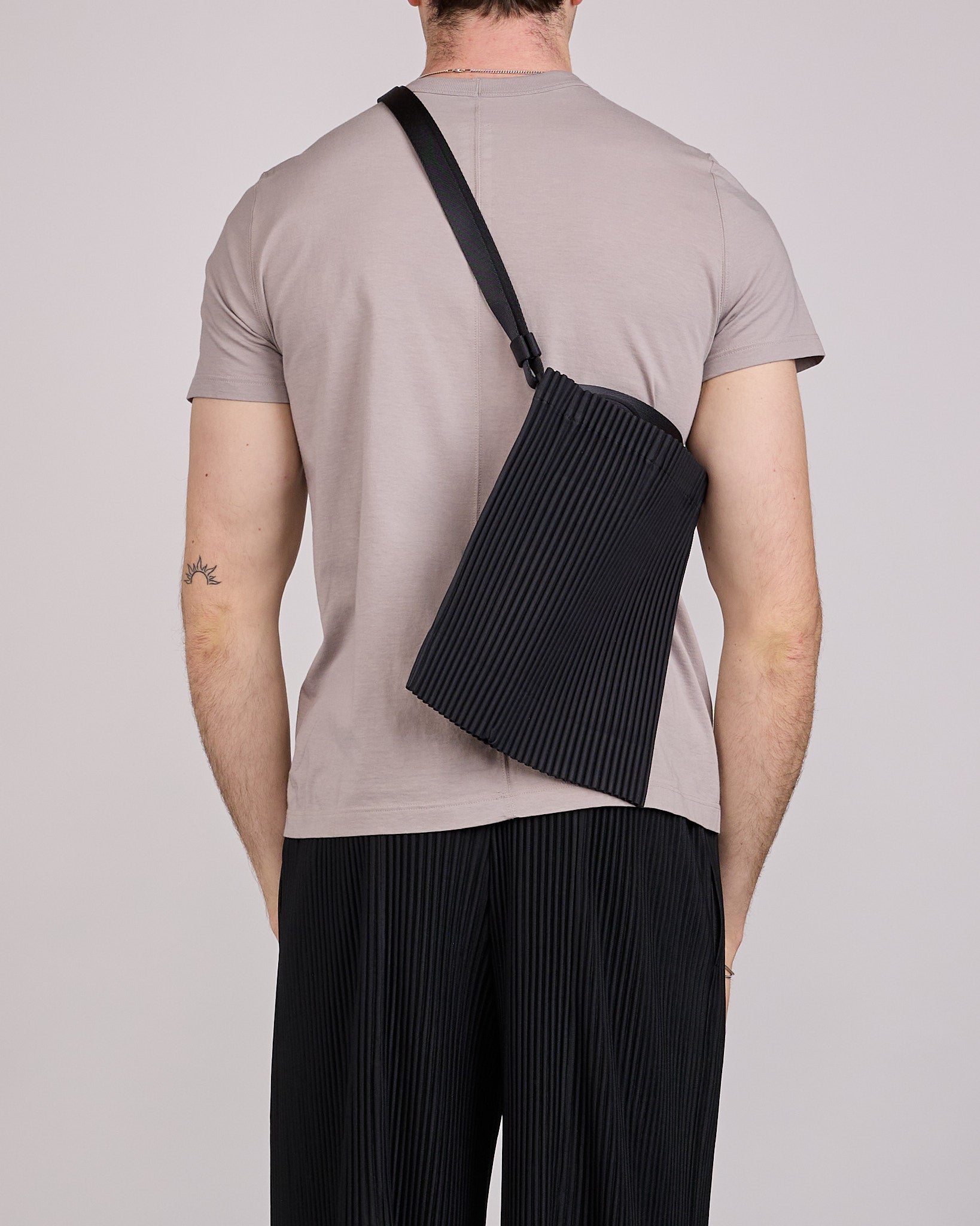 [稀少]HOMME PLISSE ISSEY MIYAKEプリーツボディーバッグ HOMME PLISSÉ ISSEY MIYAKE Pleats Drawstring Bag Black – LESS 17