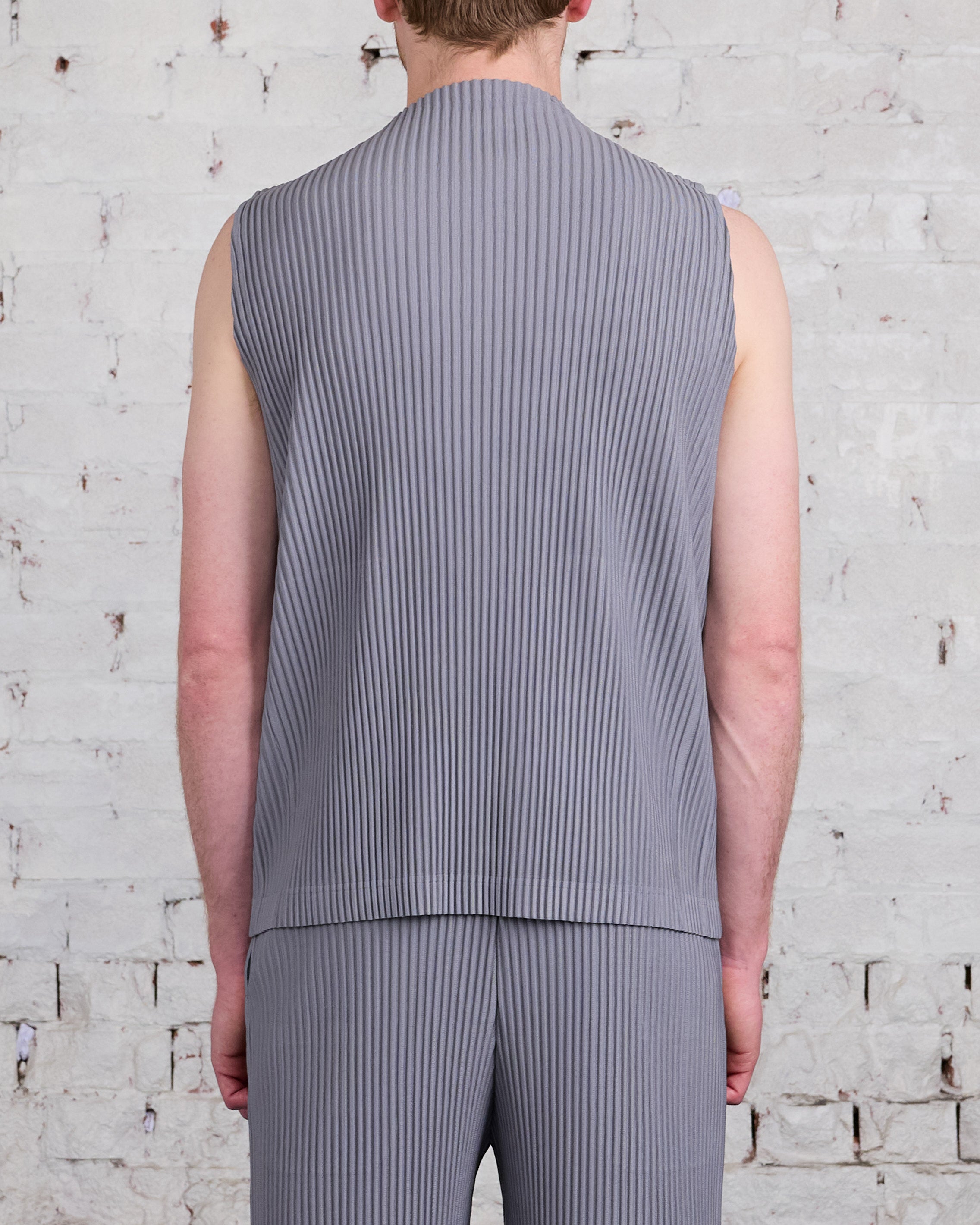 HOMME PLISSÉ ISSEY MIYAKE Pleats May Vest Warm Gray – LESS 17