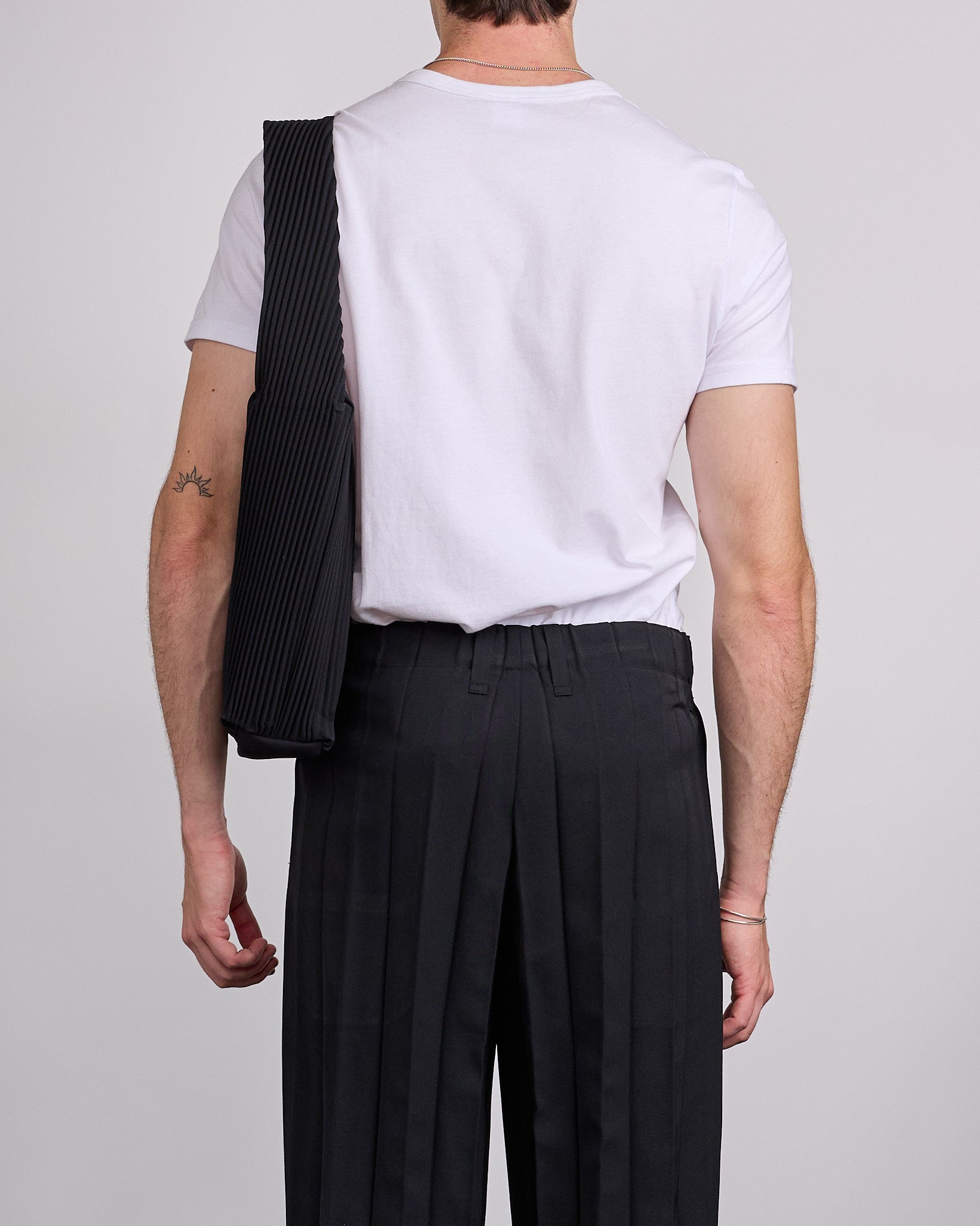HOMME PLISSÉ ISSEY MIYAKE Pleats Rounded Square Bag Black – LESS 17