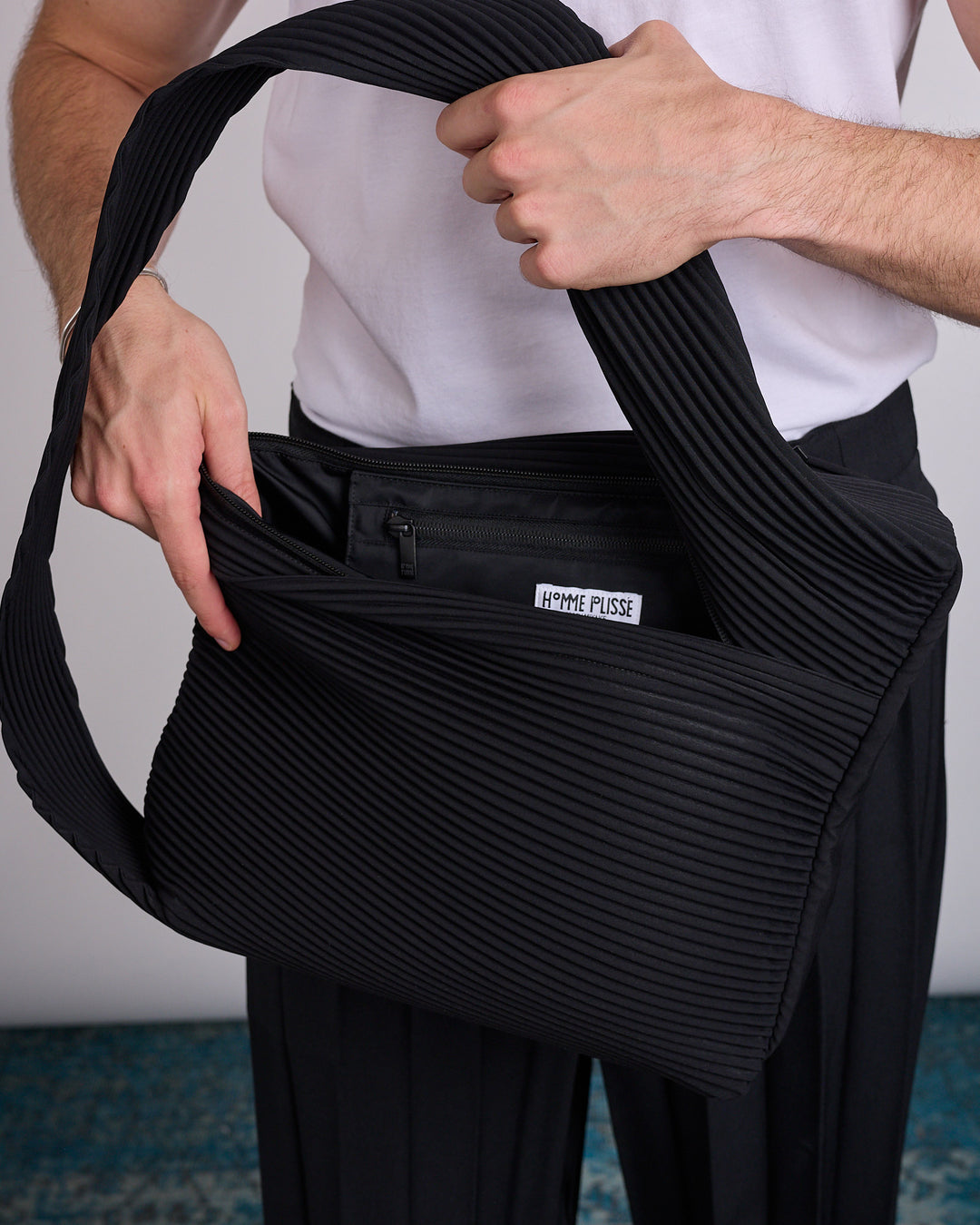 HOMME PLISSÉ ISSEY MIYAKE Pleats Rounded Square Bag Black