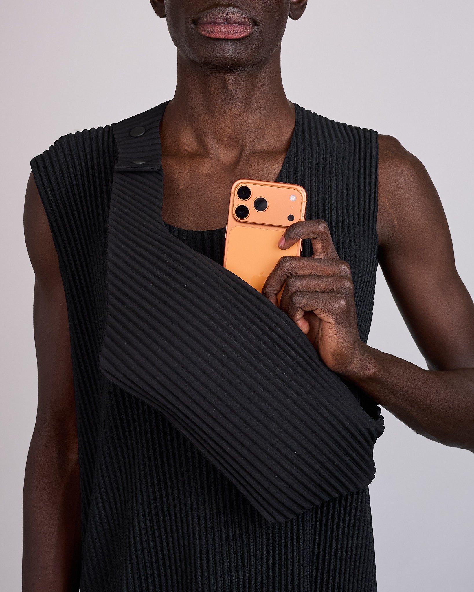 HOMME PLISSÉ ISSEY MIYAKE Versatile Crossbody Bag Black – LESS 17