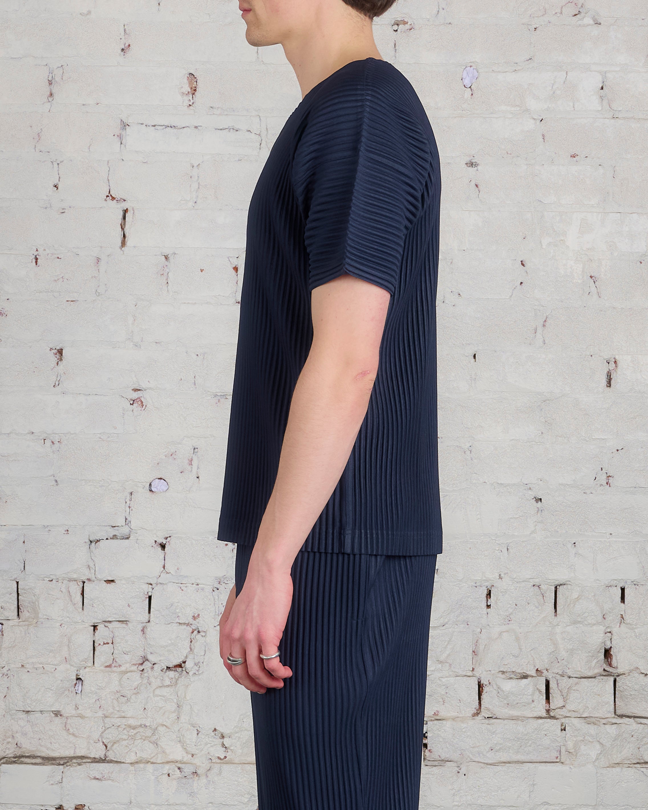 Issey Miyake Homme Plisse Basics Crew T-Shirt Navy – LESS 17