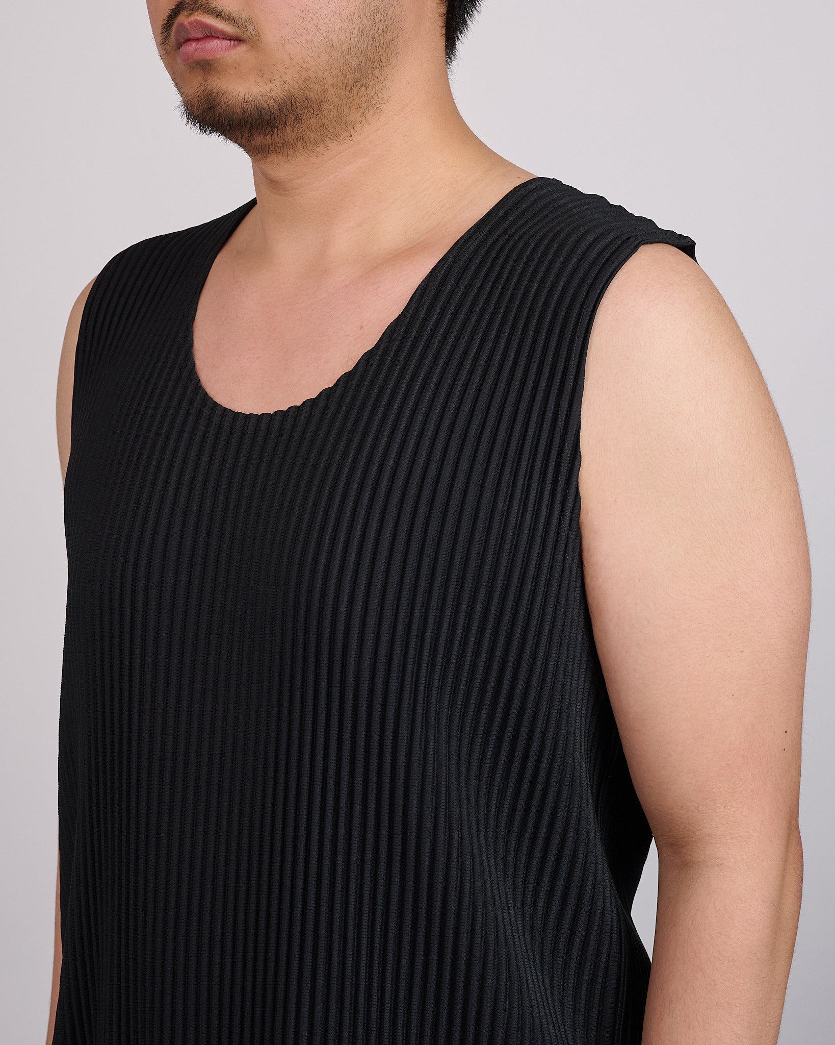 HOMME PLISSÉ ISSEY MIYAKE ブラックタンクトップ Issey Miyake Homme Plisse Pleats June Tank Top Black – LESS 17