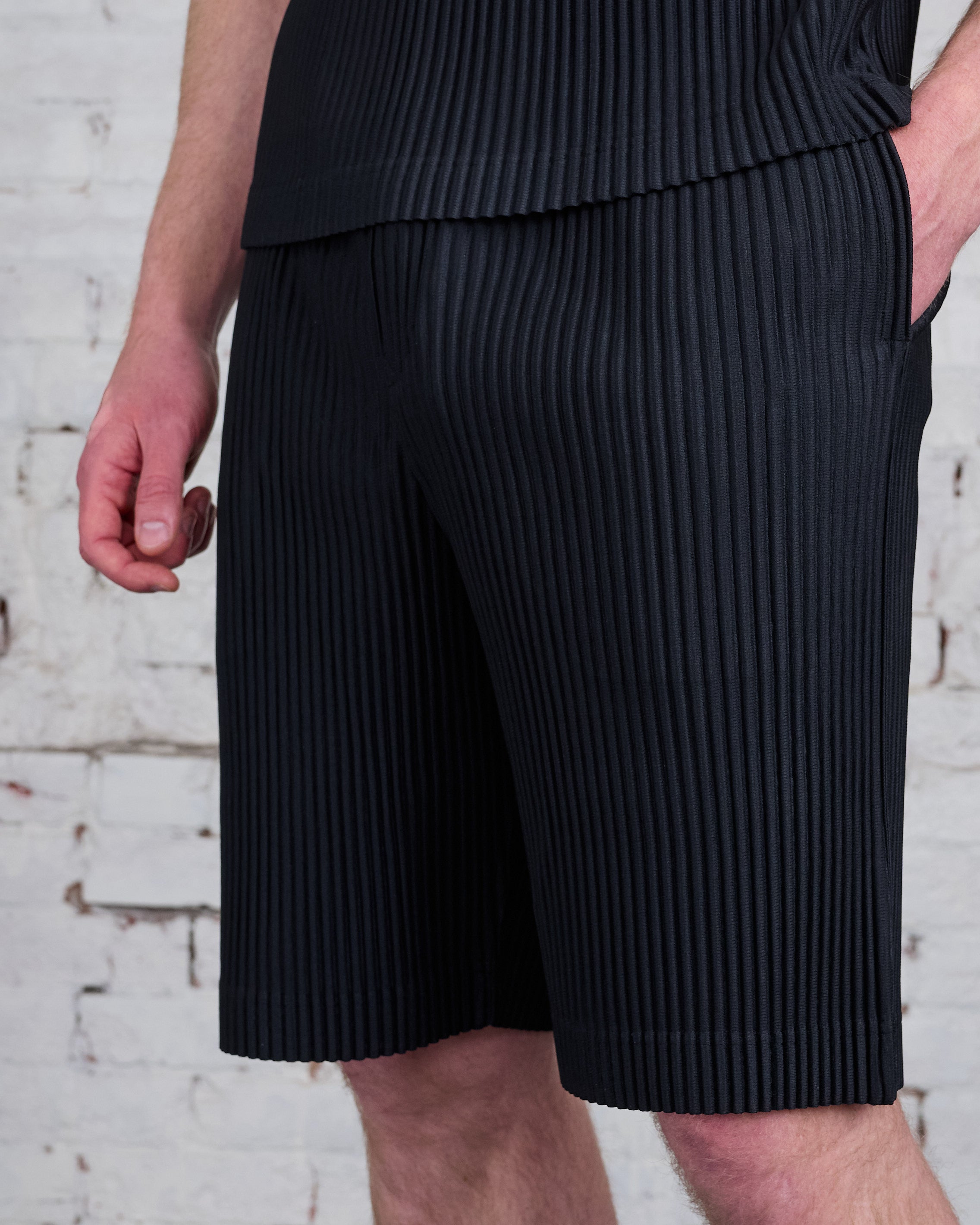 HOMME PLISSÉ ISSEY MIYAKE Pleats May Short Black – LESS 17