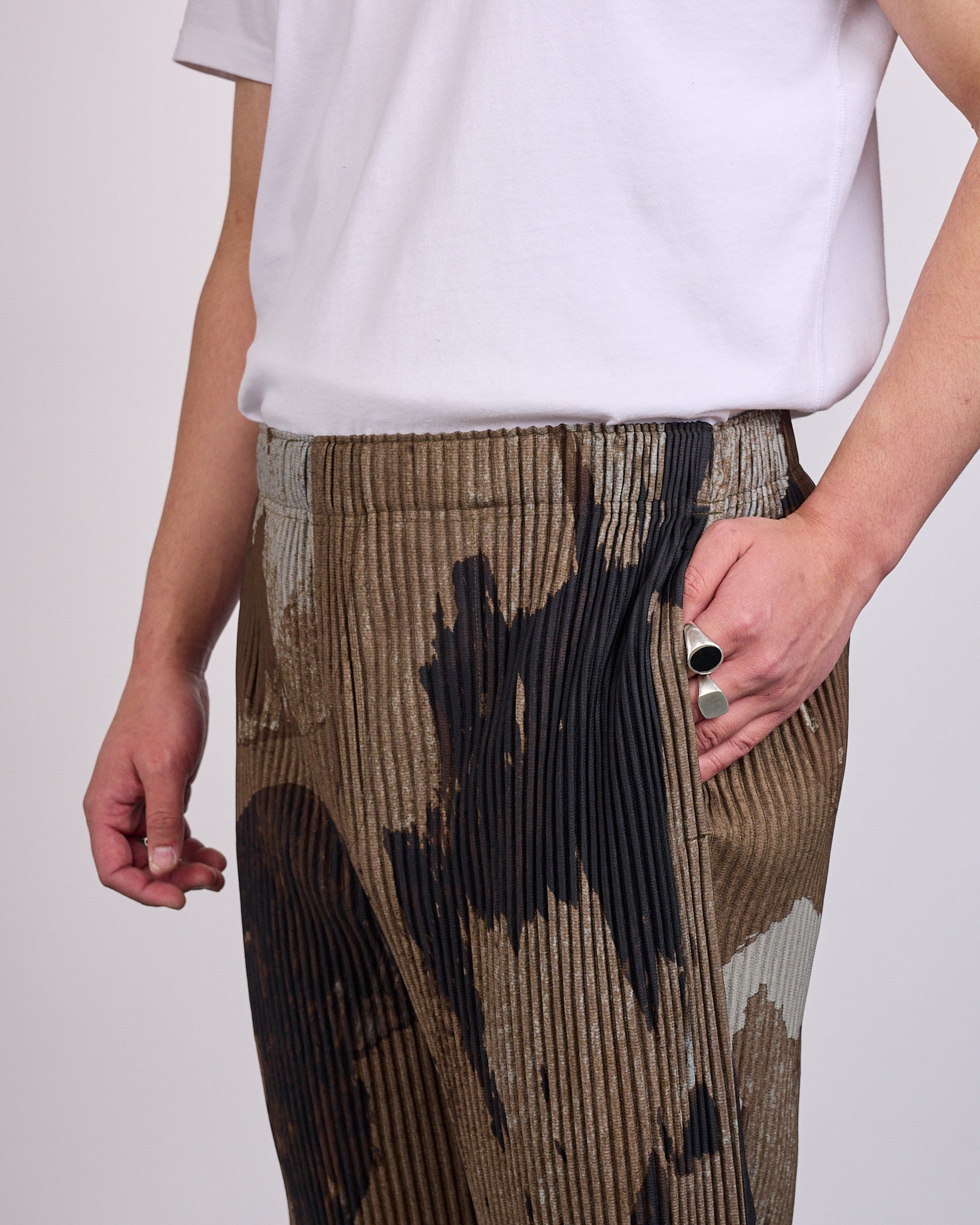 HOMME PLISSÉ ISSEY MIYAKE Pleats Painted Stone Pant Brown – LESS 17