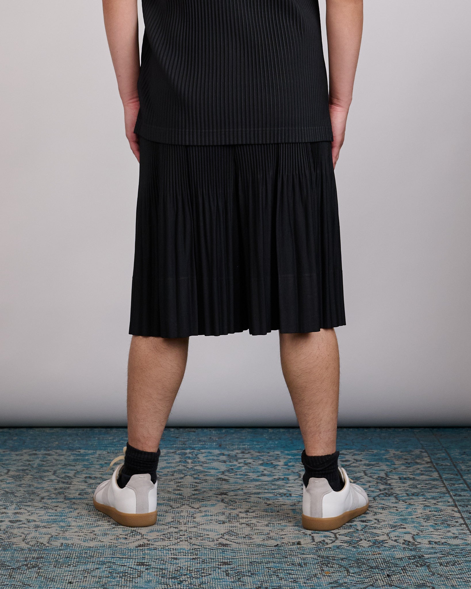 HOMME PLISSÉ ISSEY MIYAKE Variable Pleats June Short Black – LESS 17