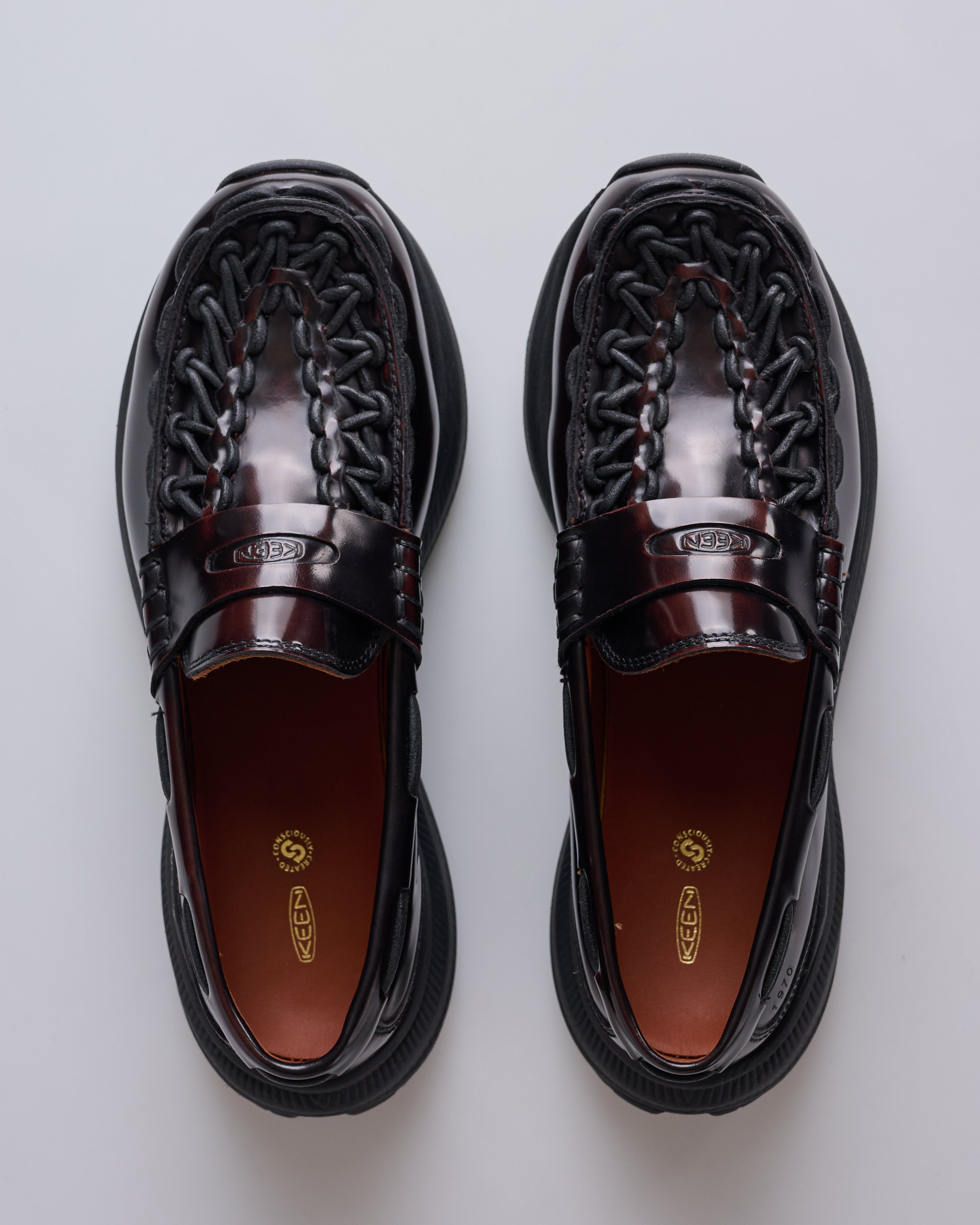 KEEN UNEEK LOAFER WK X-OXBLOOD/BLACK CORDOVAN – LESS 17
