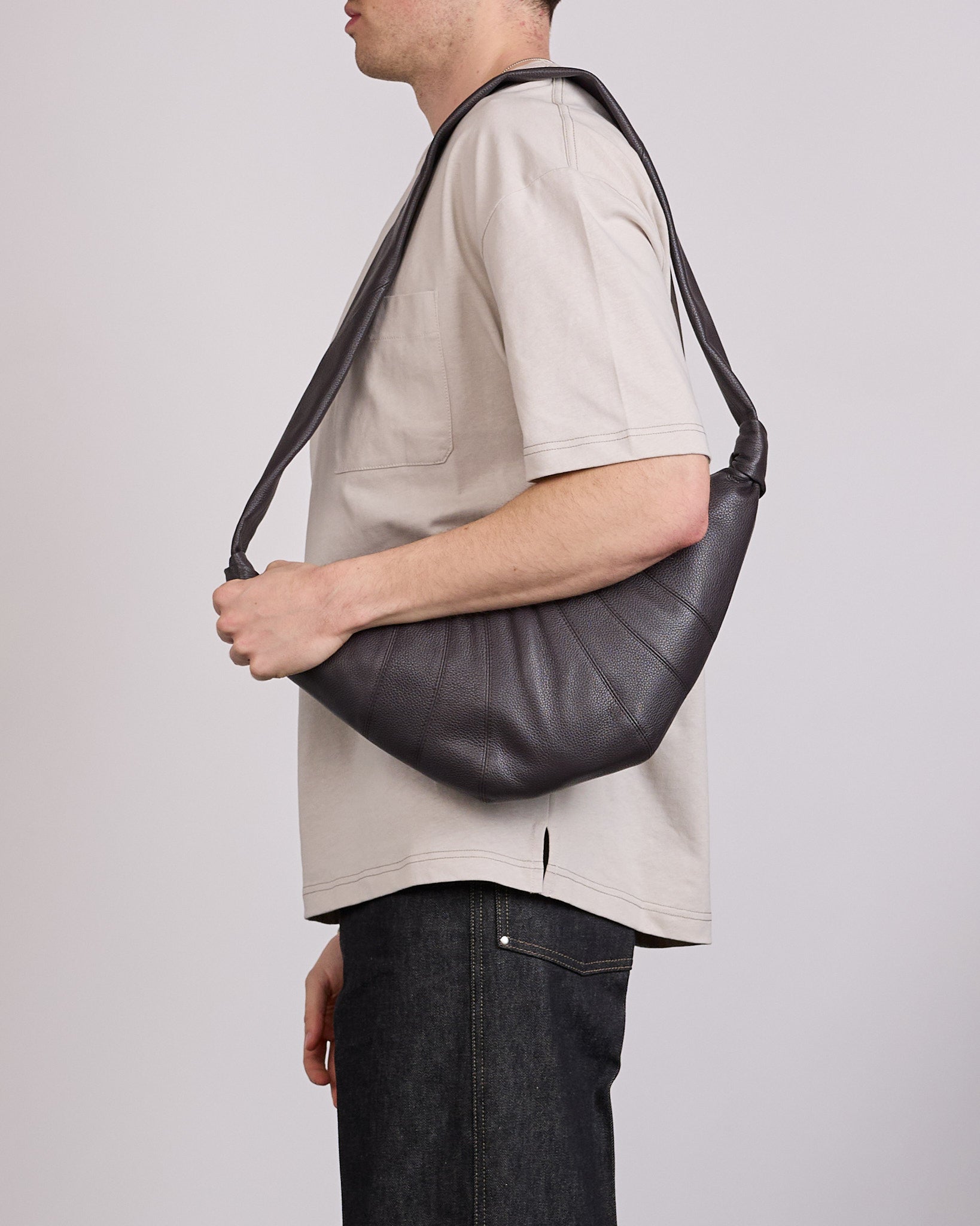 バッグ Lemaire croissant bag medium MEDIUM CROISSANT BAG IN LEATHER - Dark Chocolate - Soft Grained