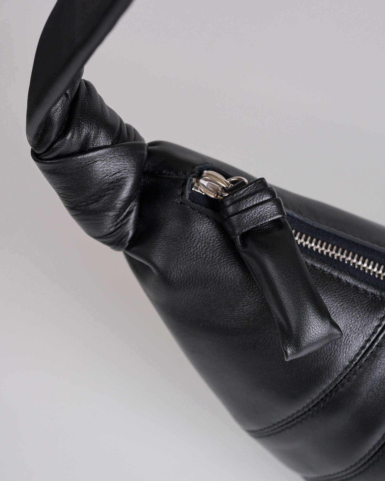 バッグ LEMAIRE Croissant Bag Small nappaleather SMALL CROISSANT BAG - Dark Chocolate - Soft Nappa Leather - Unisex