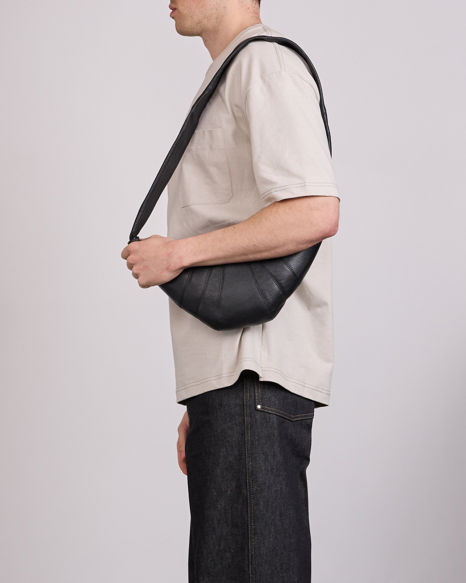 バッグ LEMAIRE SMALL CROISSANT BAG BLACK LEMAIRE Croissant Bag Small Soft Grain Leather Black – LESS 17
