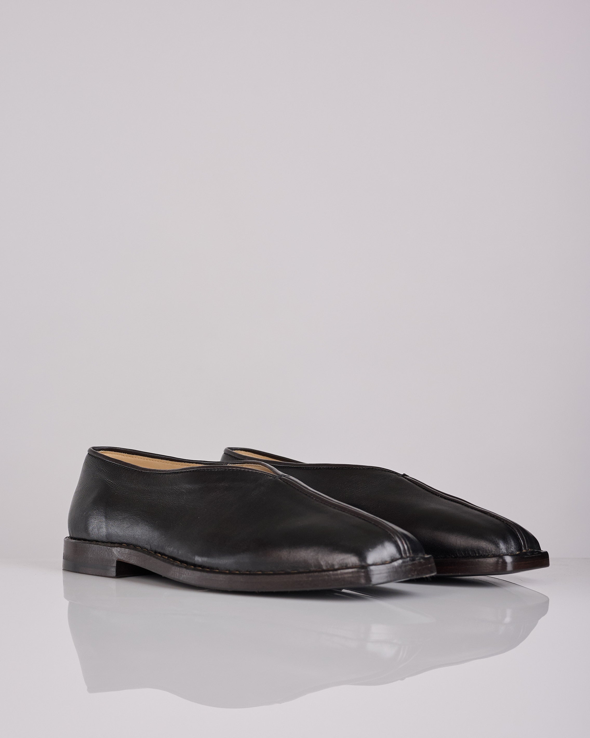 靴 LEMAIRE Flat Piped Slippers black 41 LEMAIRE Flat Piped Slipper Shiny Nappa Black/Dark Chocolate – LESS 17