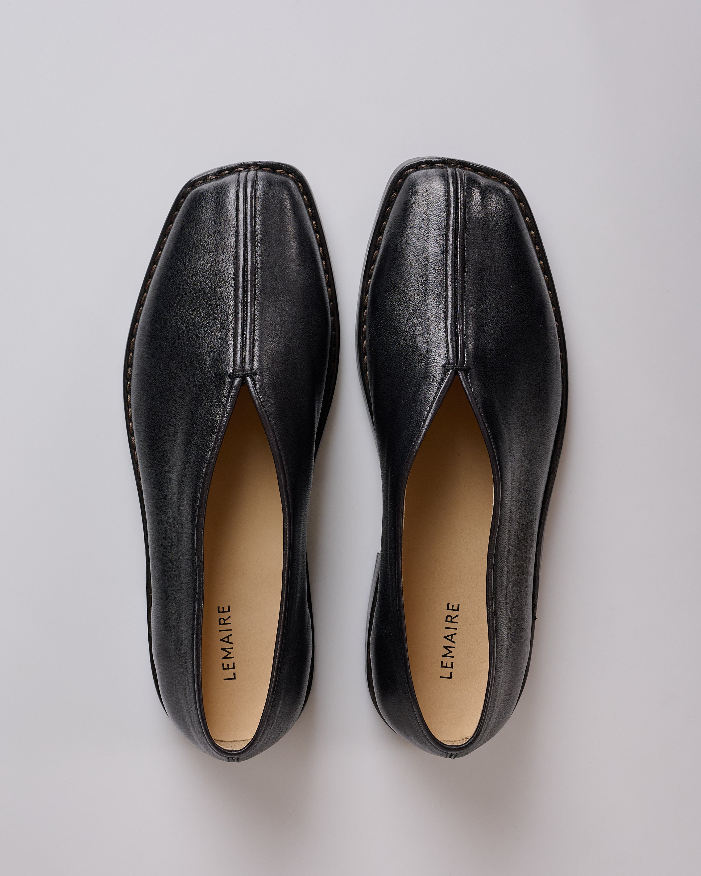 LEMAIRE Flat Piped Slipper Shiny Nappa Black/Dark Chocolate – LESS 17