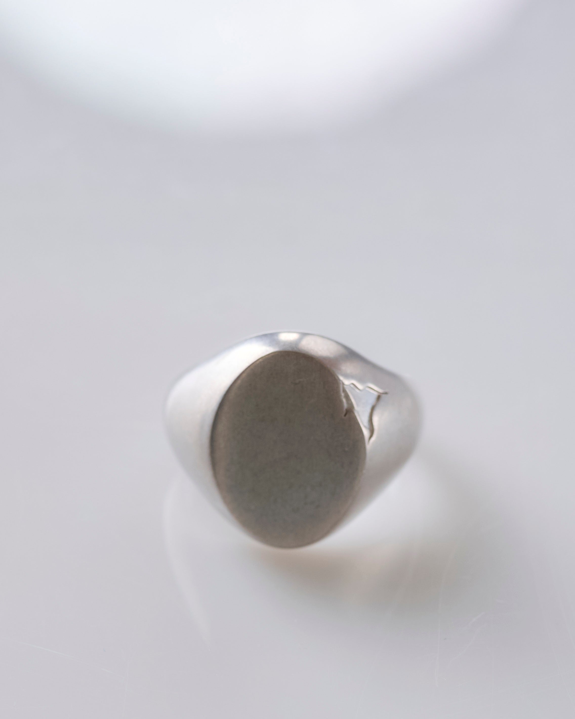 MM6 Maison Margiela Cracked Signet Ring Brush Silver Palladio