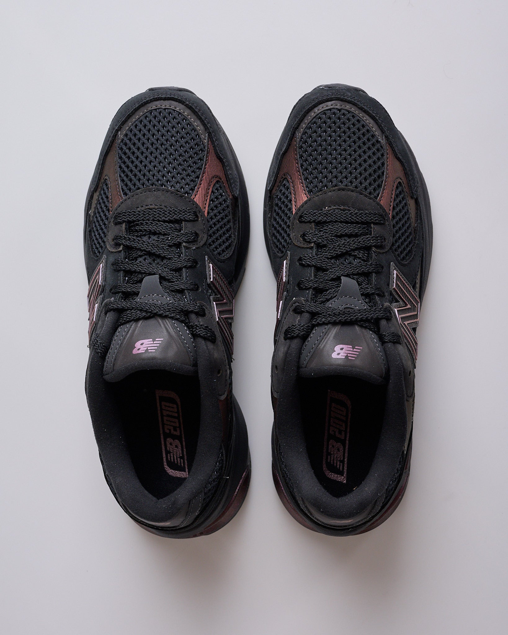 New Balance ABZORB 2010 Black Iridescent – LESS 17 New Balance ABZORB 2010 Black Iridescent – LESS 17