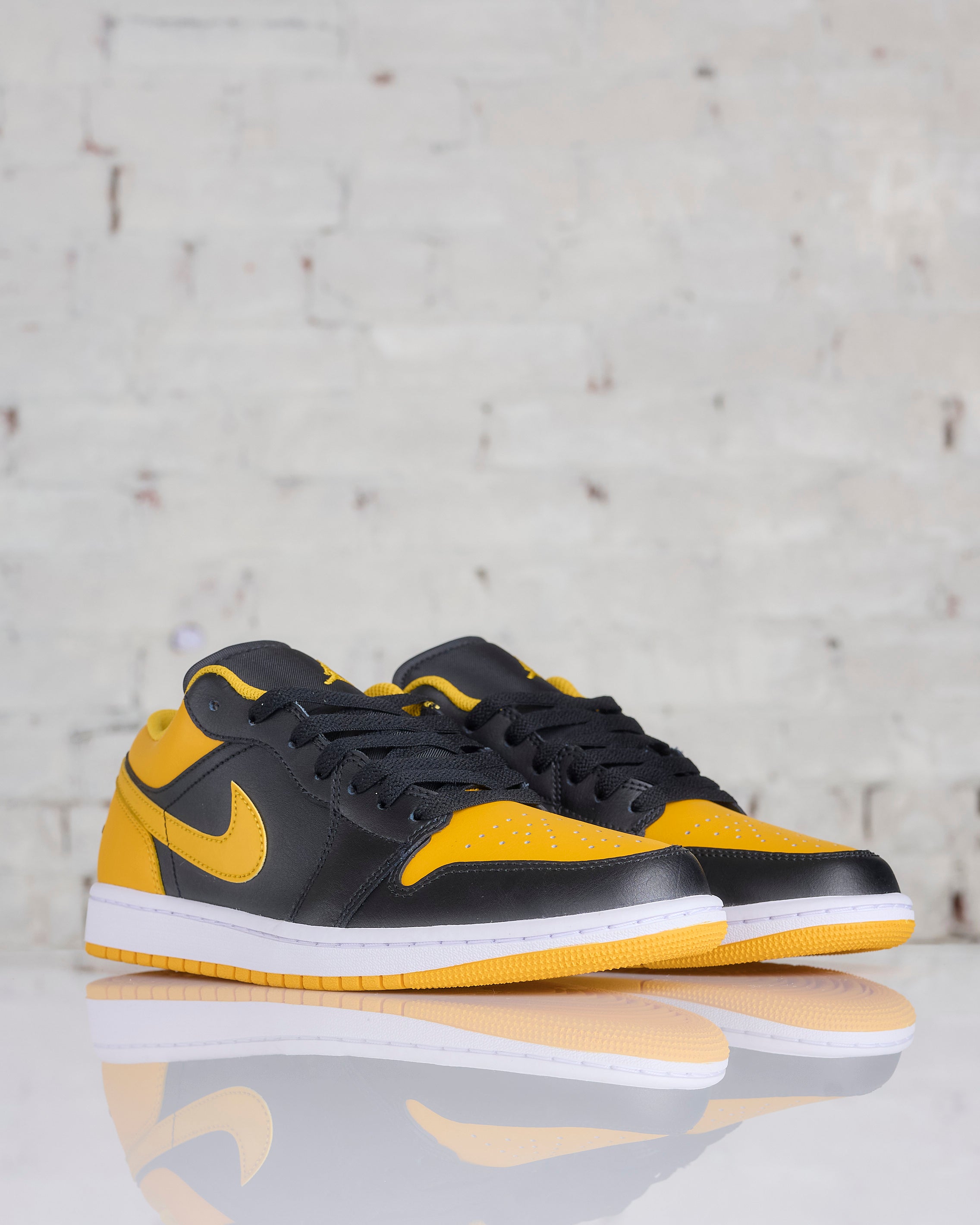 Jordan 1 black hot sale and yellow mens