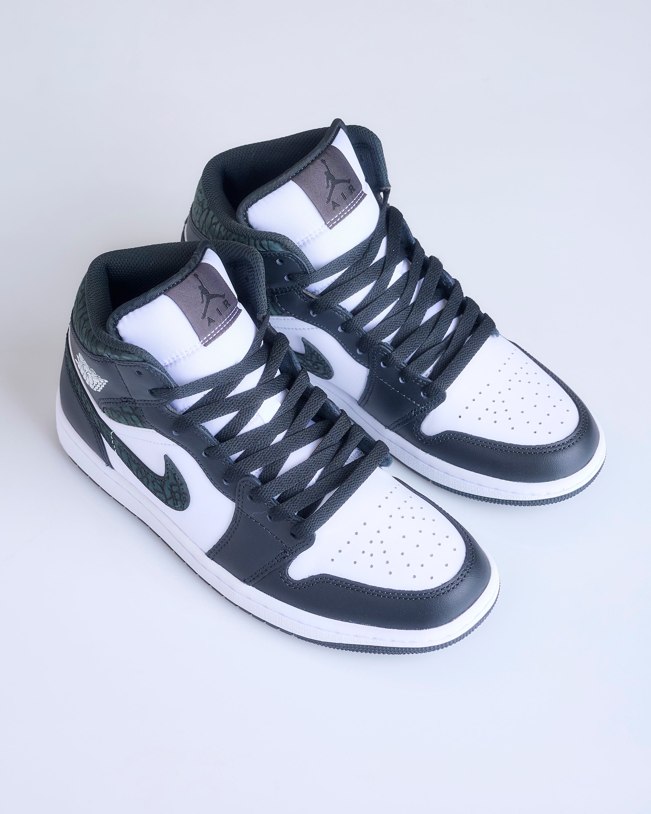 Jordan 1 mid hot sale se black white